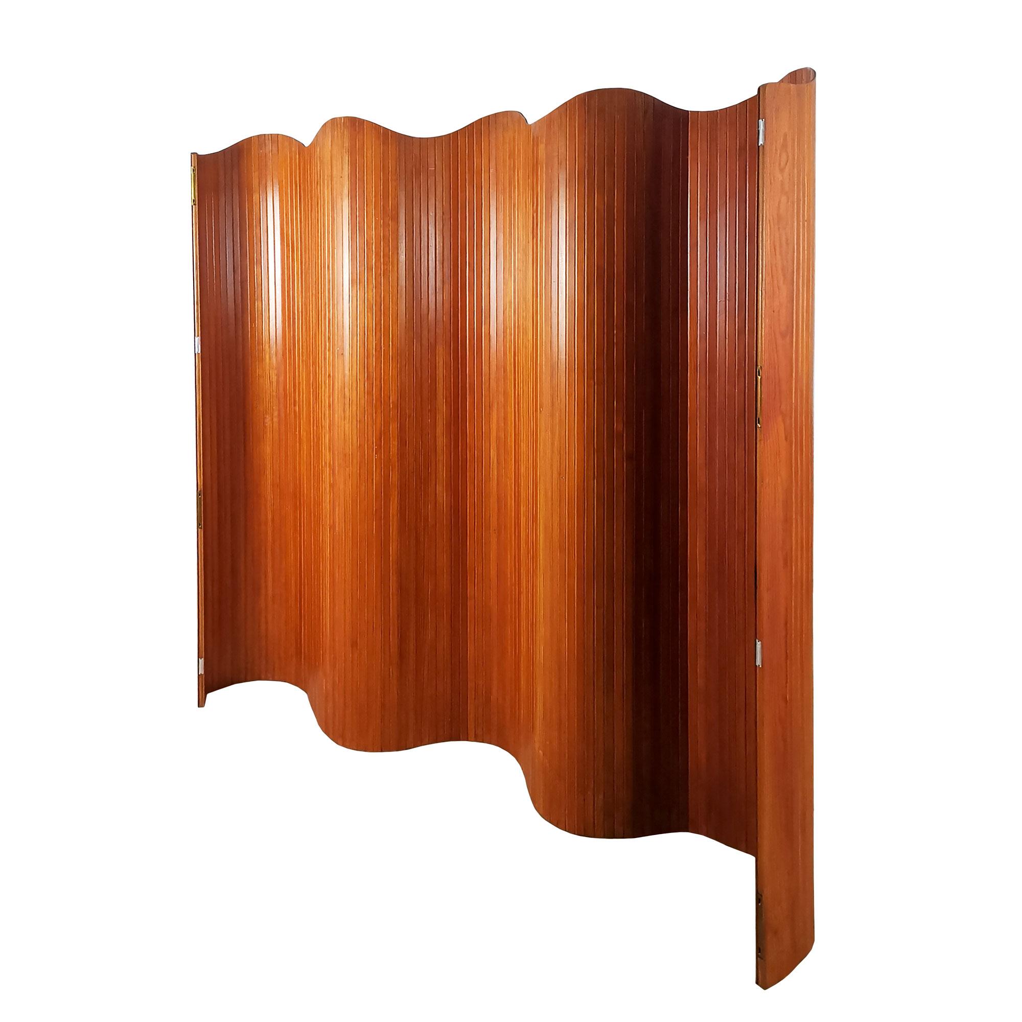 Large roller screen in pitch pine laths, united by internal metal cables, which can be used as a fitting room. Impeccable original varnish.
Manufacturer’s plate: Manufrance, Saint-Etienne.
France c. 1940.