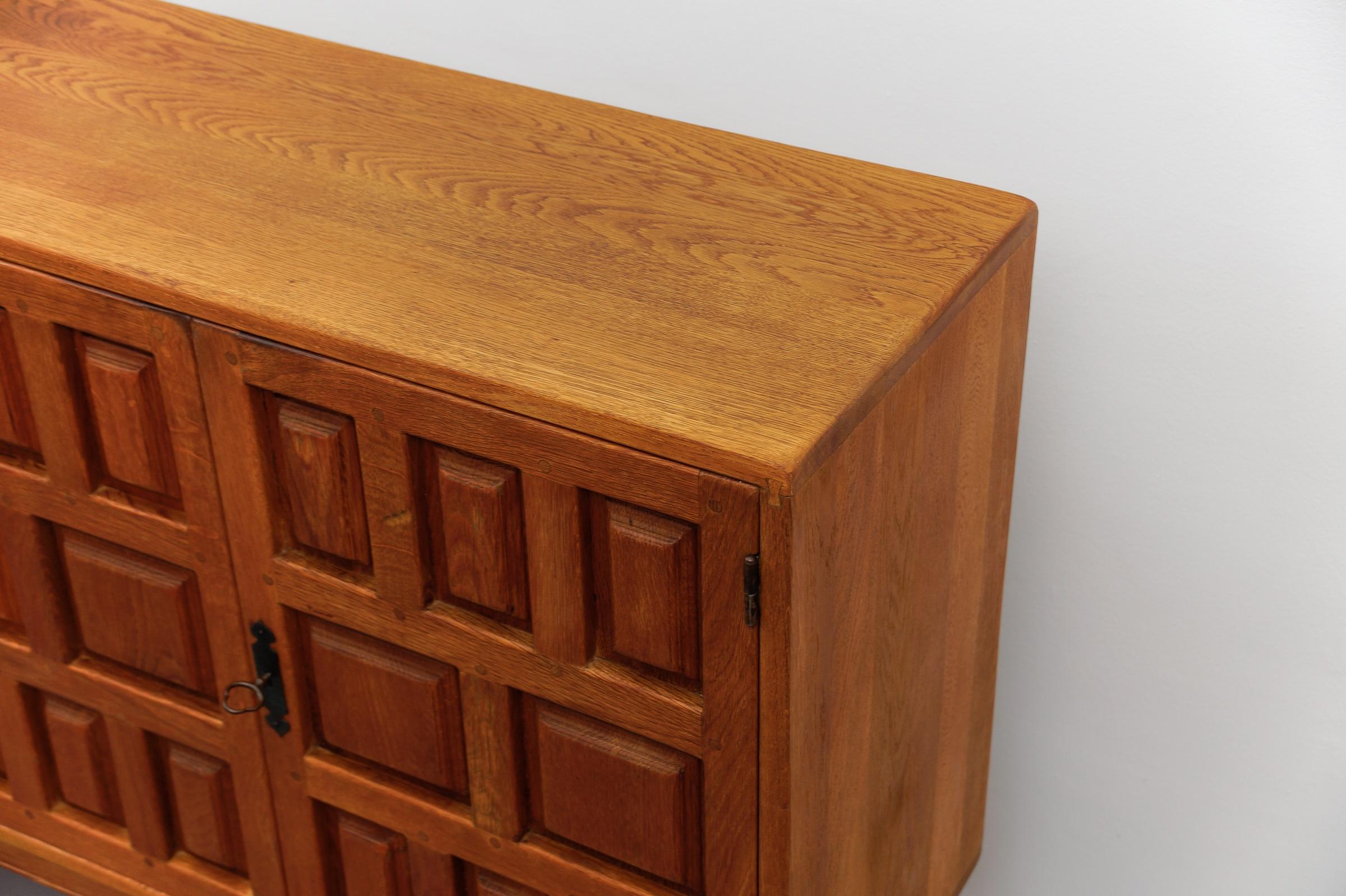 Large screwless sideboard made of carved oak, Spain, 1960s For Sale 10