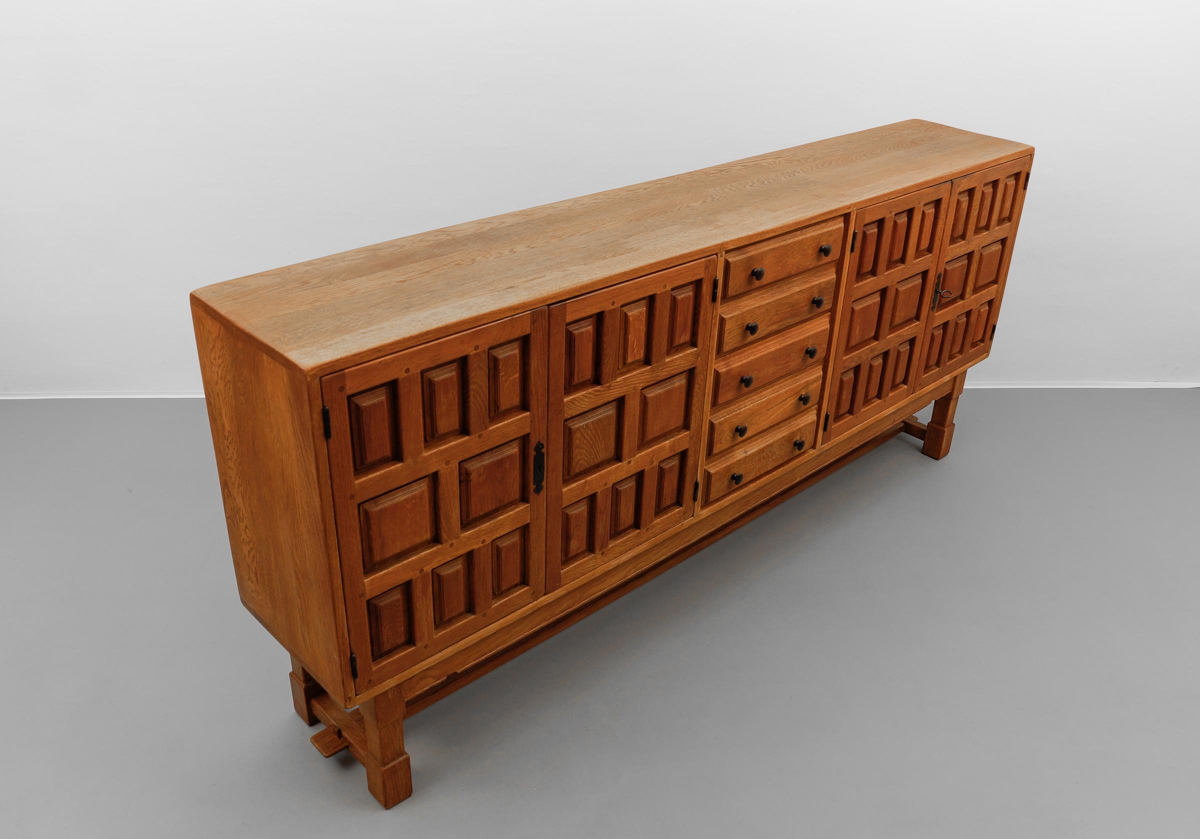 Large screwless sideboard made of carved oak, Spain, 1960s In Good Condition For Sale In Nürnberg, Bayern