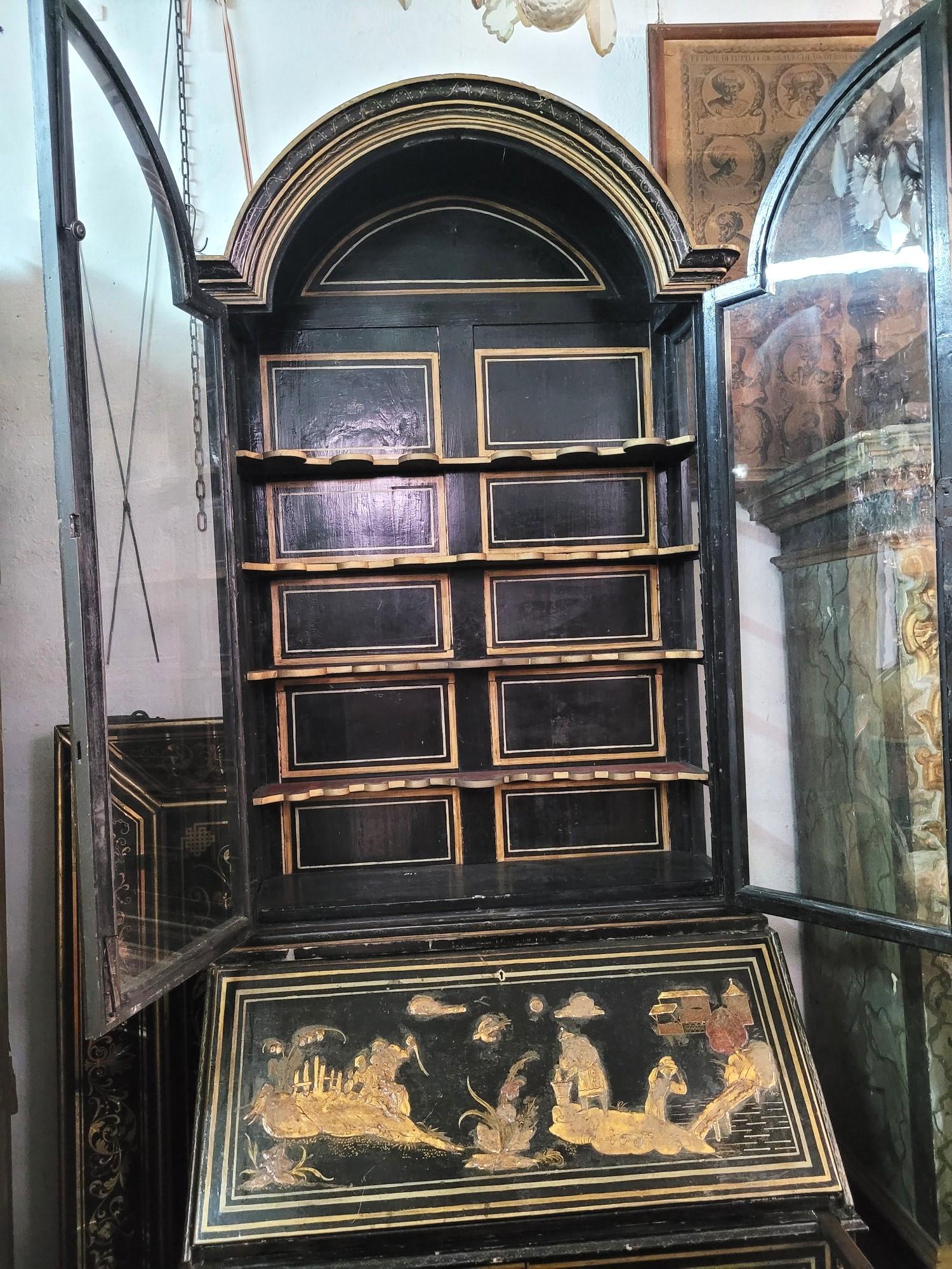 Grande vetrina scriba in legno laccato, Chinoiserie, fine XVIII inizio XIX sec. in vendita 6