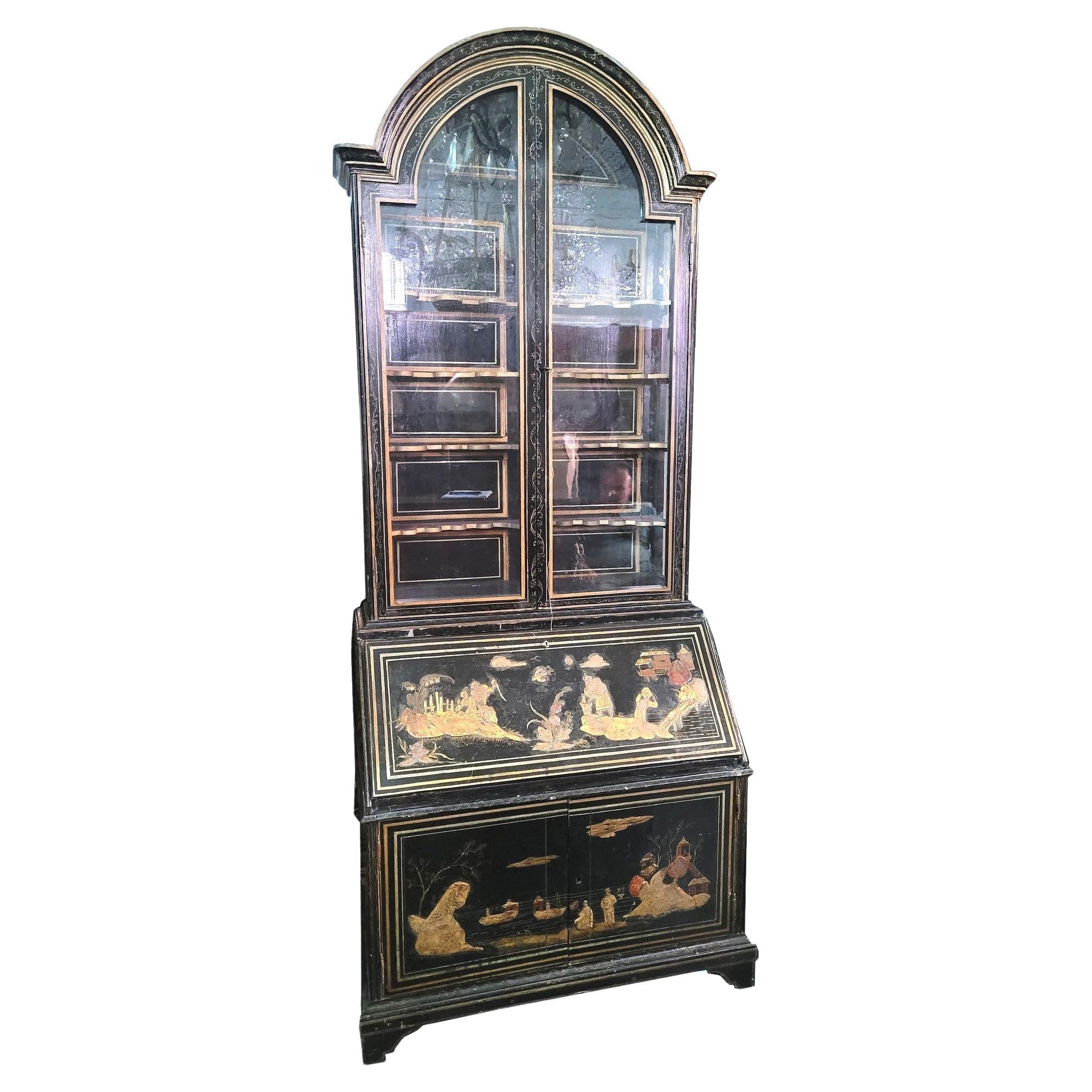 Grande vitrine Scriban en bois laqué, Chinoiserie, fin du 18ème début du 19ème siècle en vente