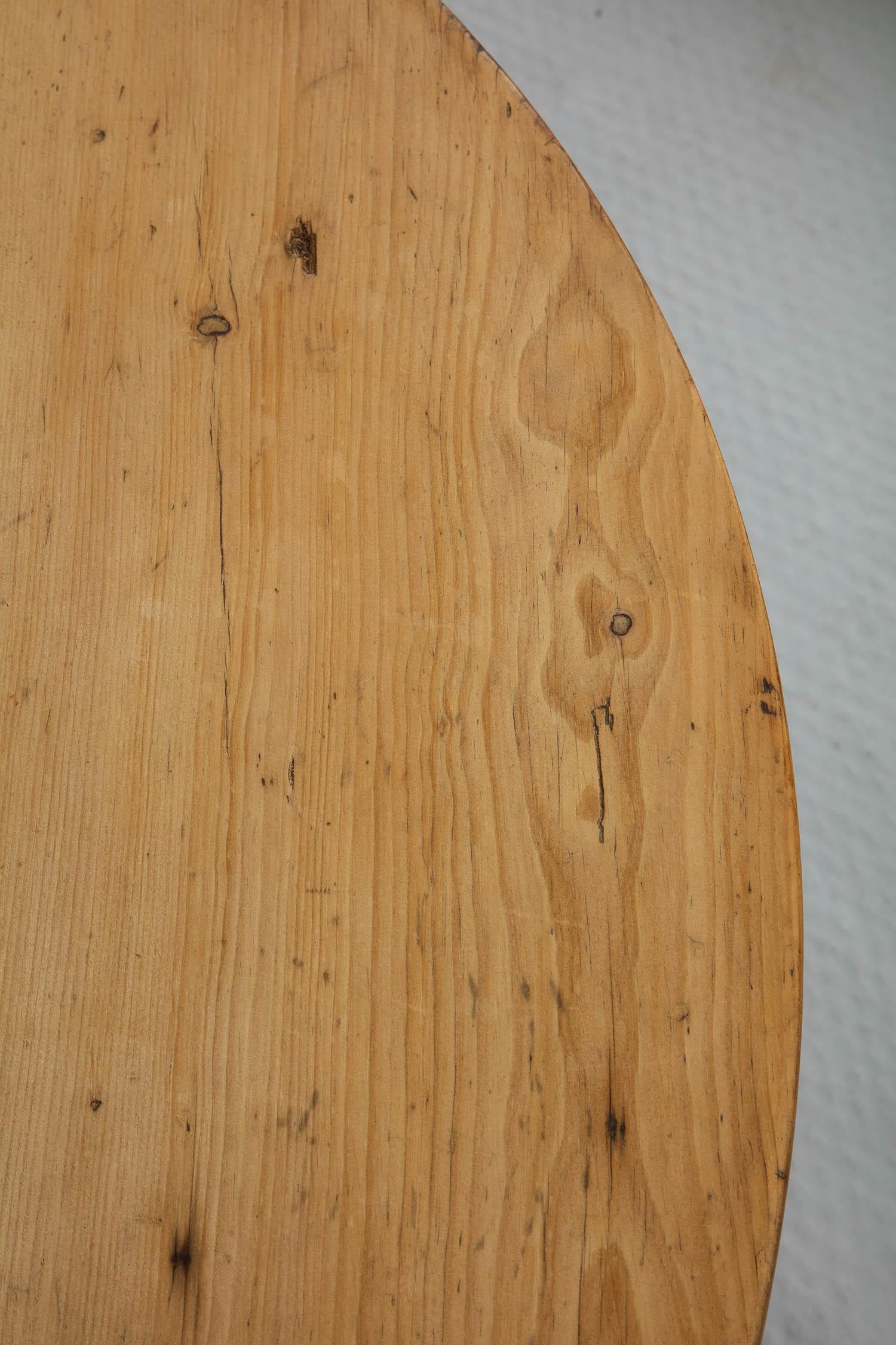 Large Scrubbed Pine and Oak Cricket Table In Good Condition For Sale In Greenwich, CT
