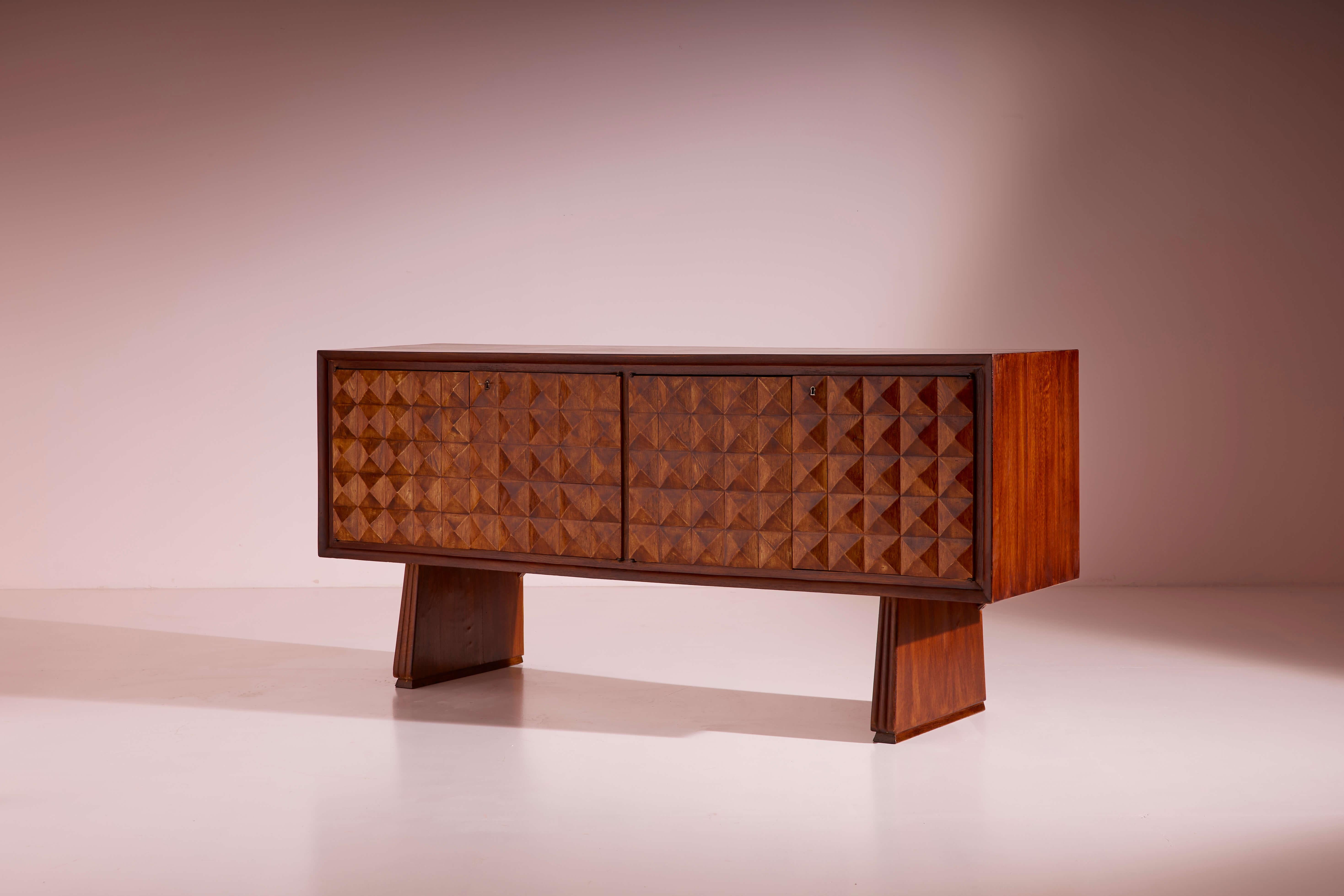 italien Grand buffet en châtaignier sculpté en forme de diamant, Italie, années 1940 en vente