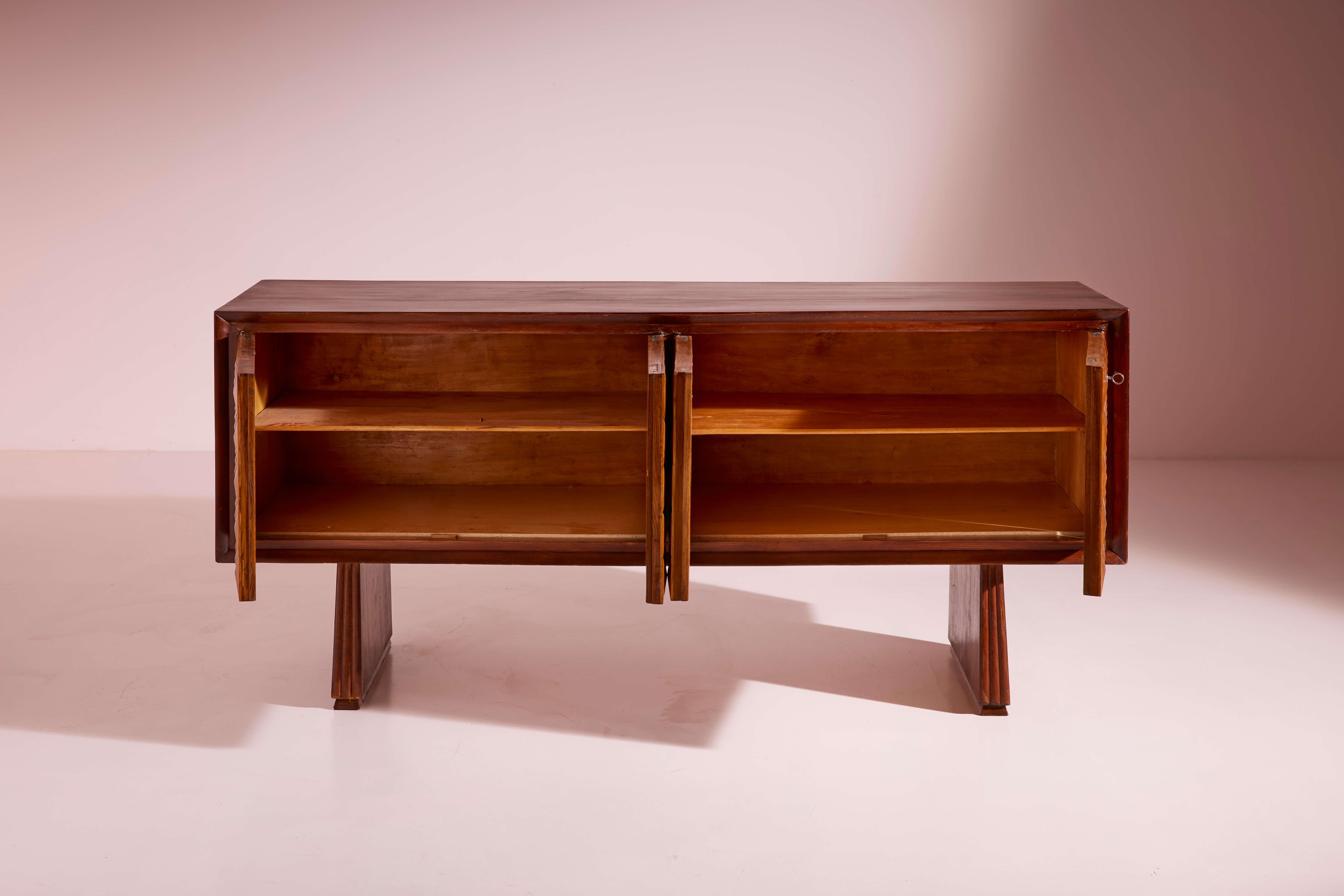 Grand buffet en châtaignier sculpté en forme de diamant, Italie, années 1940 Bon état - En vente à Chiavari, Liguria