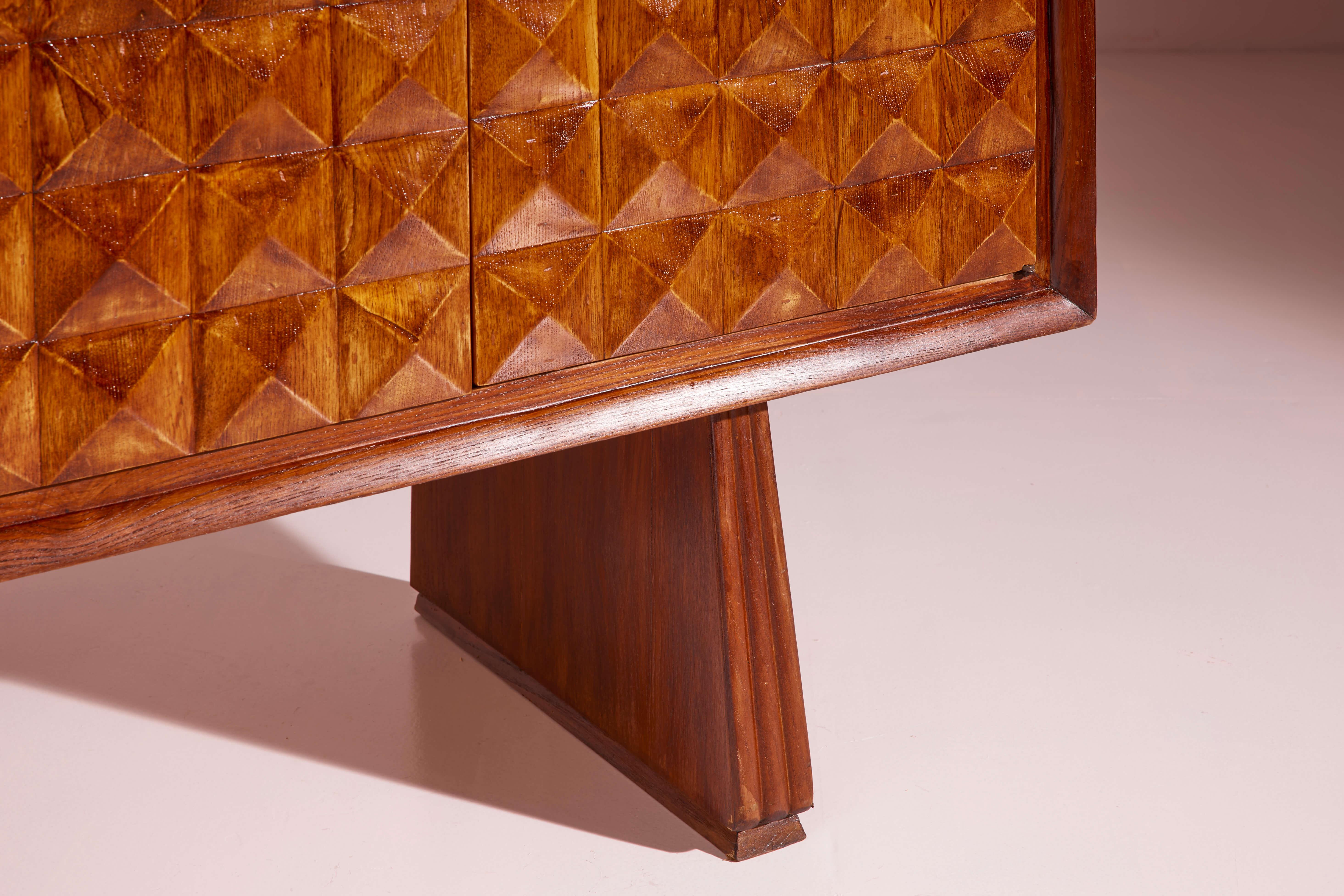 Milieu du XXe siècle Grand buffet en châtaignier sculpté en forme de diamant, Italie, années 1940 en vente