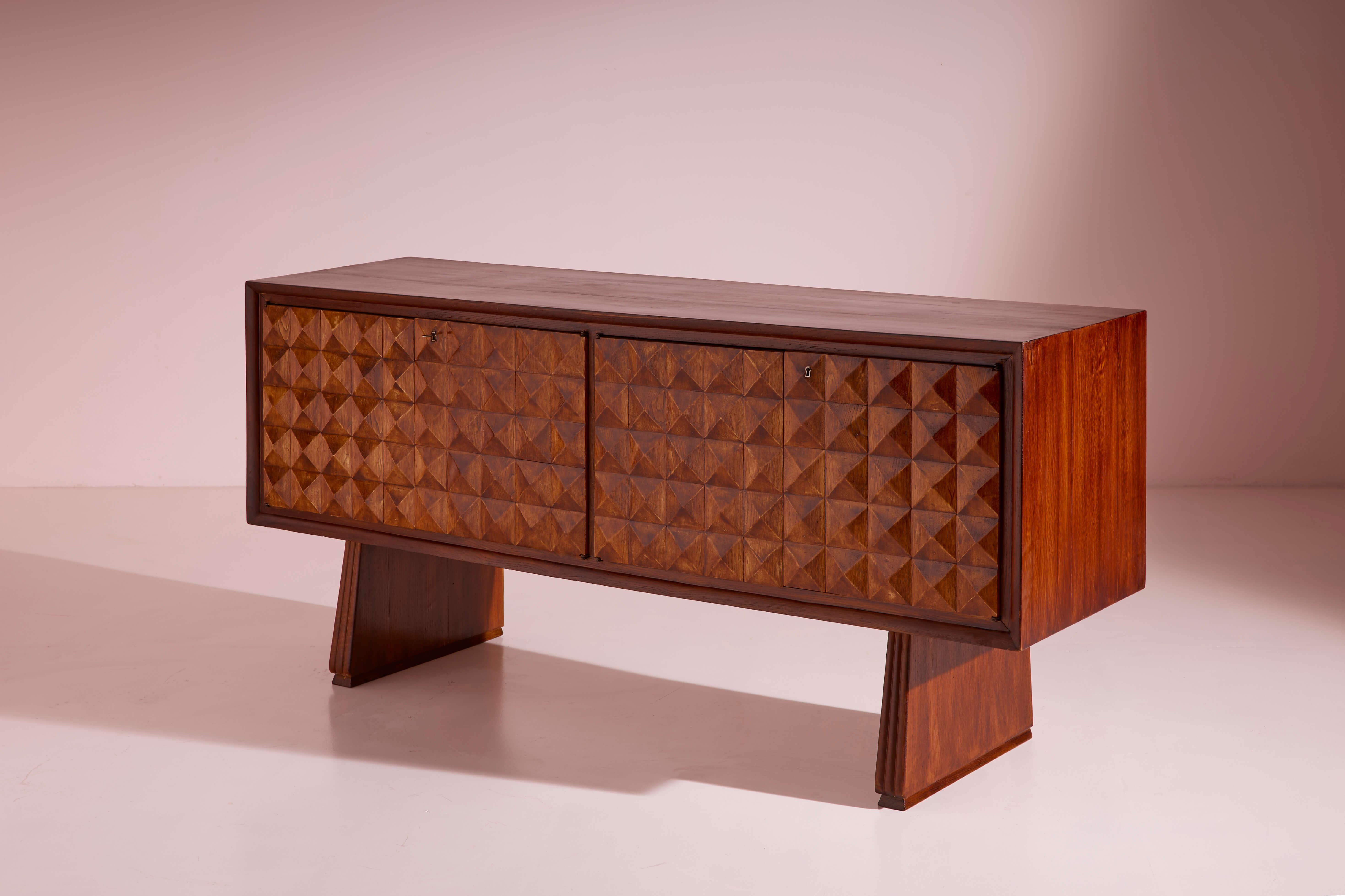 Châtaignier Grand buffet en châtaignier sculpté en forme de diamant, Italie, années 1940 en vente