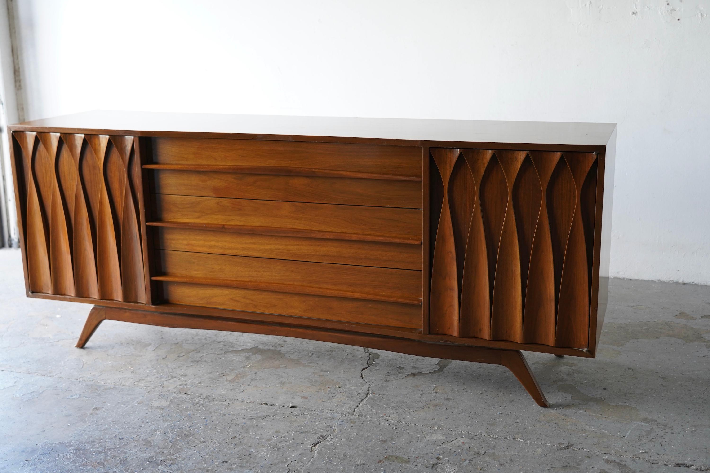 Large  Sculpted Walnut Mid-Century Modern Credenza In Good Condition For Sale In Las Vegas, NV