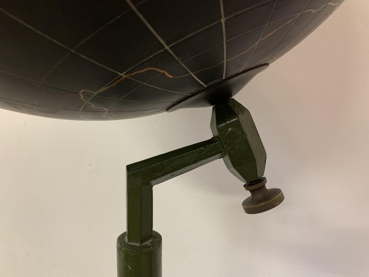 Milieu du XXe siècle Grand support de sol sculptural belge en forme de globe, années 1950 en vente