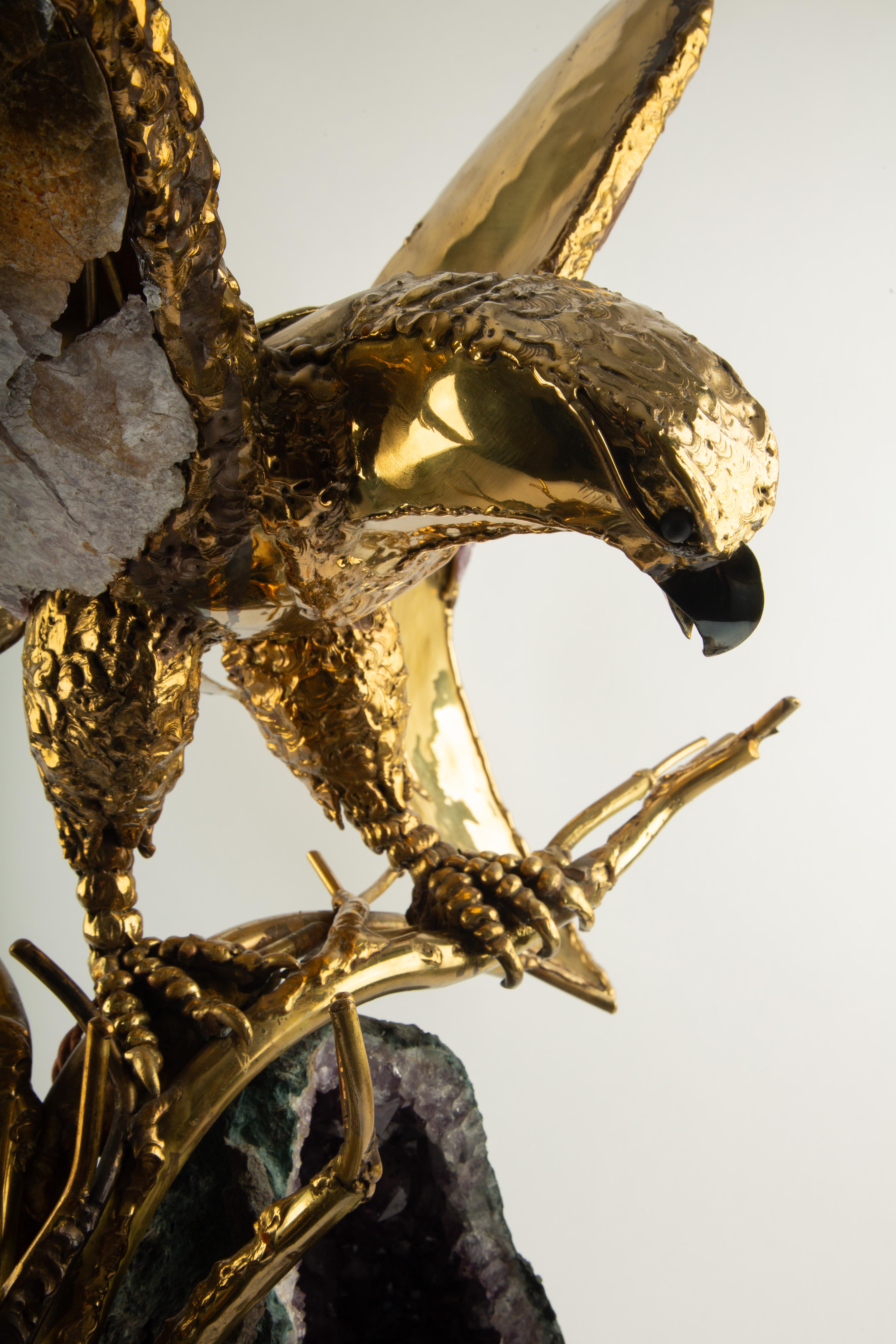Gran lámpara águila escultórica de latón con geoda de amatista, años 70 en venta 3