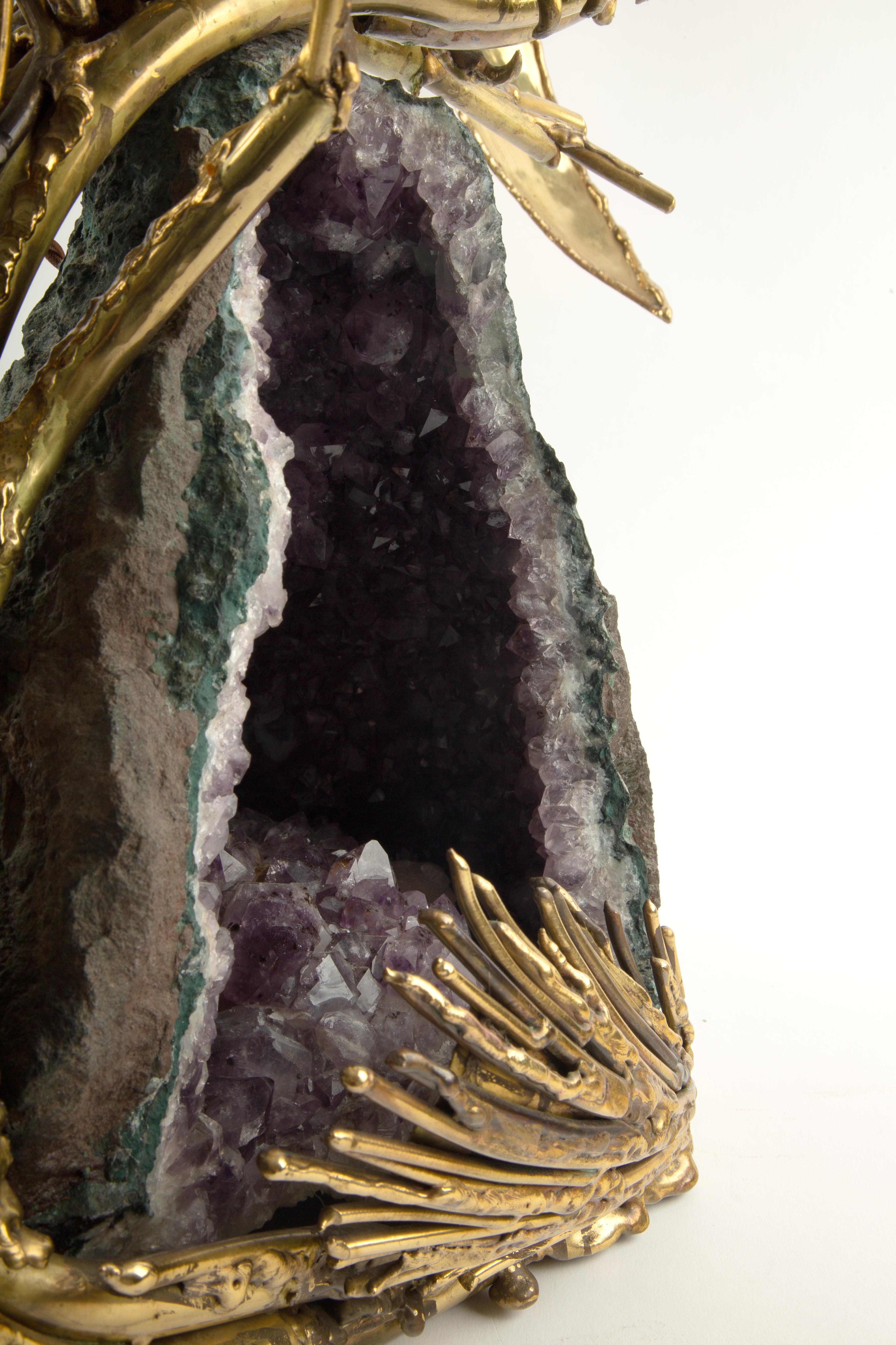 Gran lámpara águila escultórica de latón con geoda de amatista, años 70 en venta 4