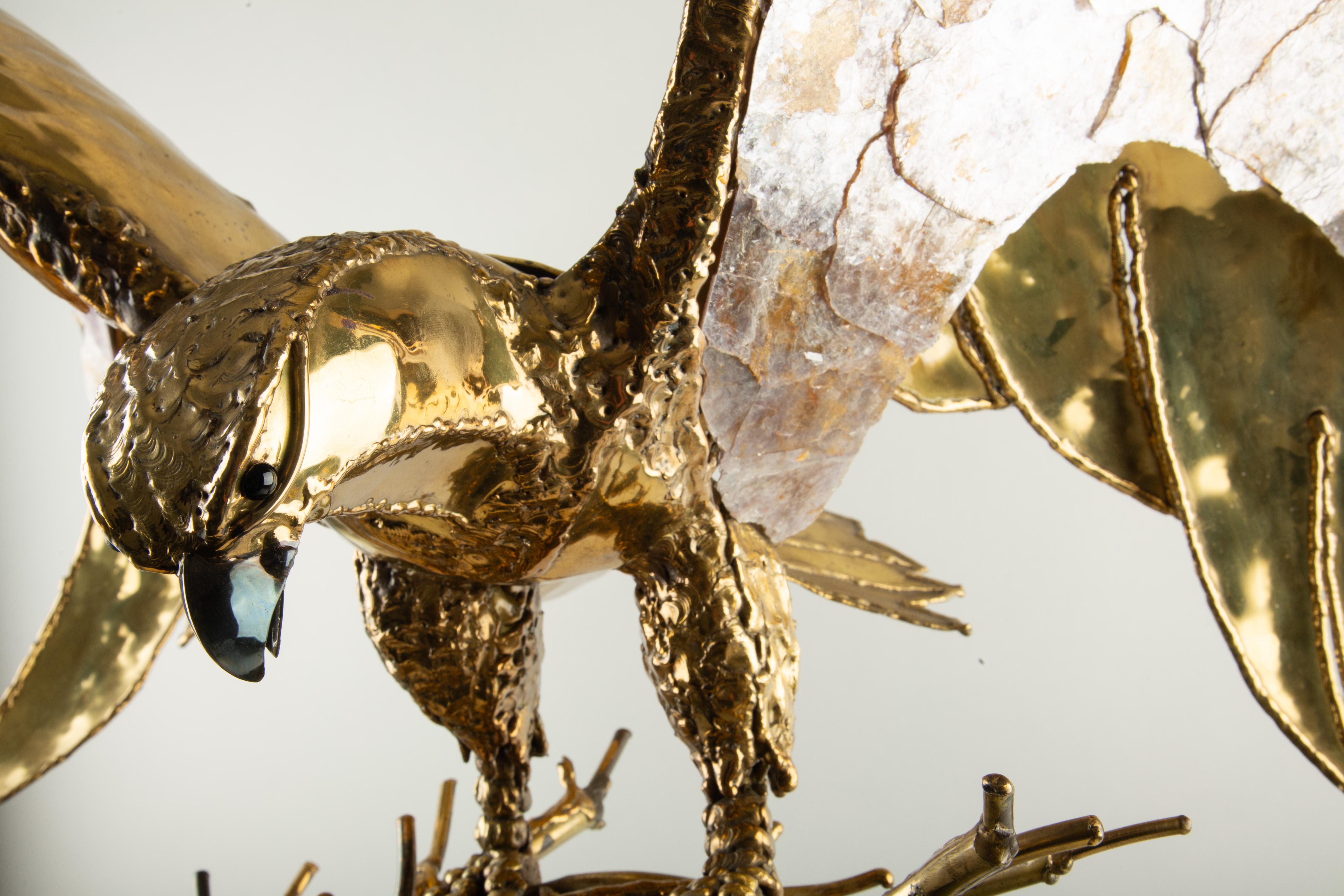 Gran lámpara águila escultórica de latón con geoda de amatista, años 70 Moderno de mediados de siglo en venta