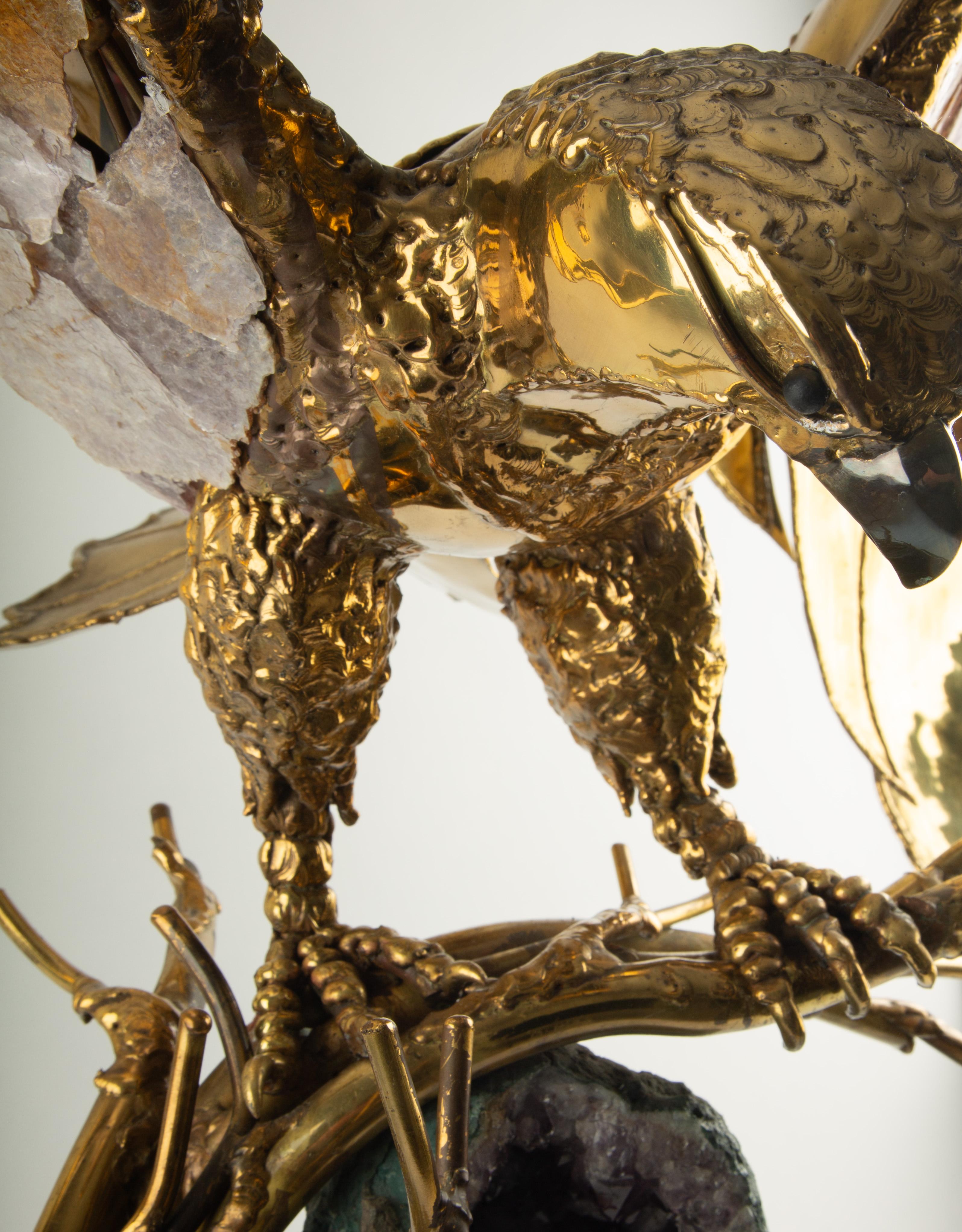 Gran lámpara águila escultórica de latón con geoda de amatista, años 70 Francés en venta