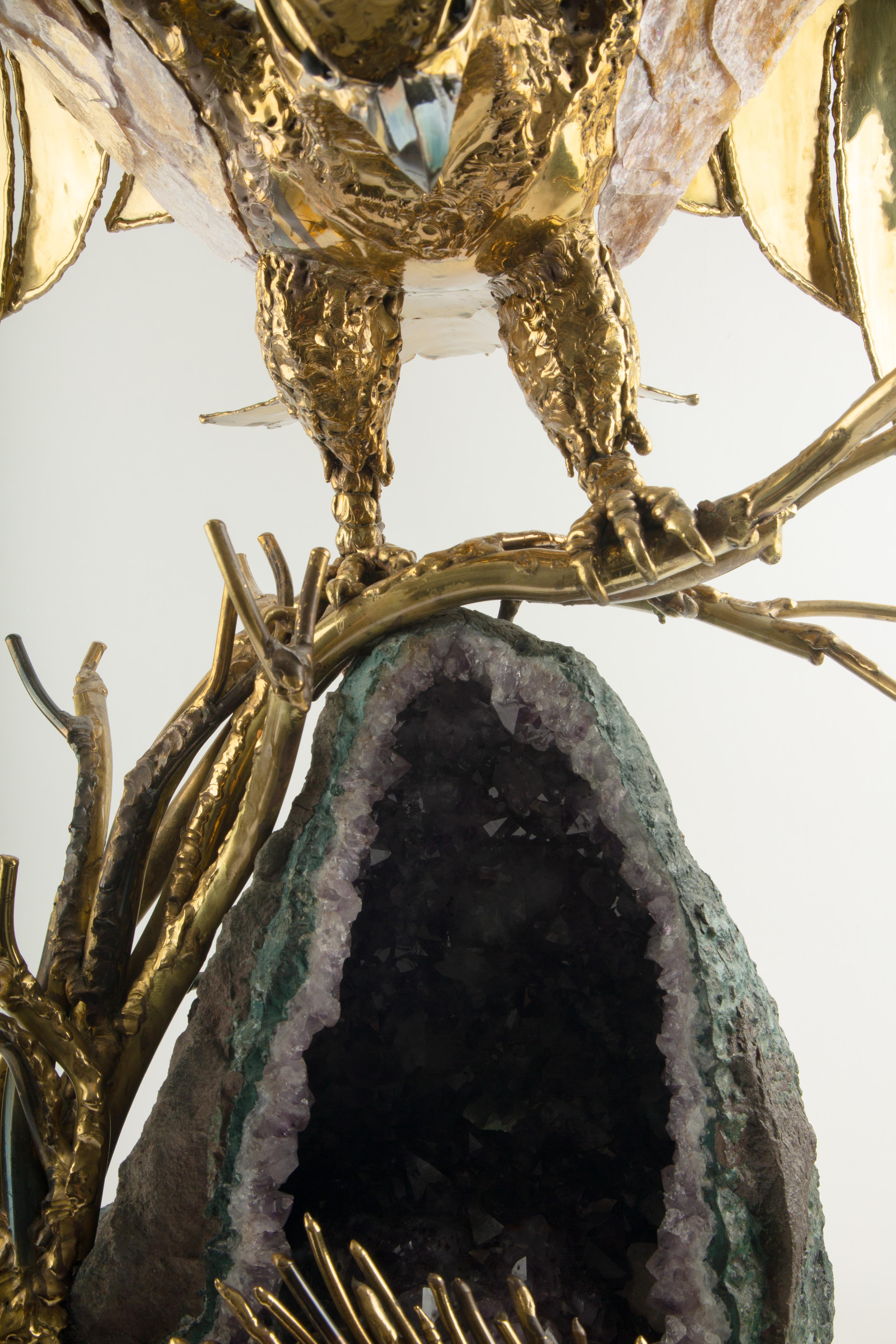 Gran lámpara águila escultórica de latón con geoda de amatista, años 70 en Excelente estado para la venta en New York, NY