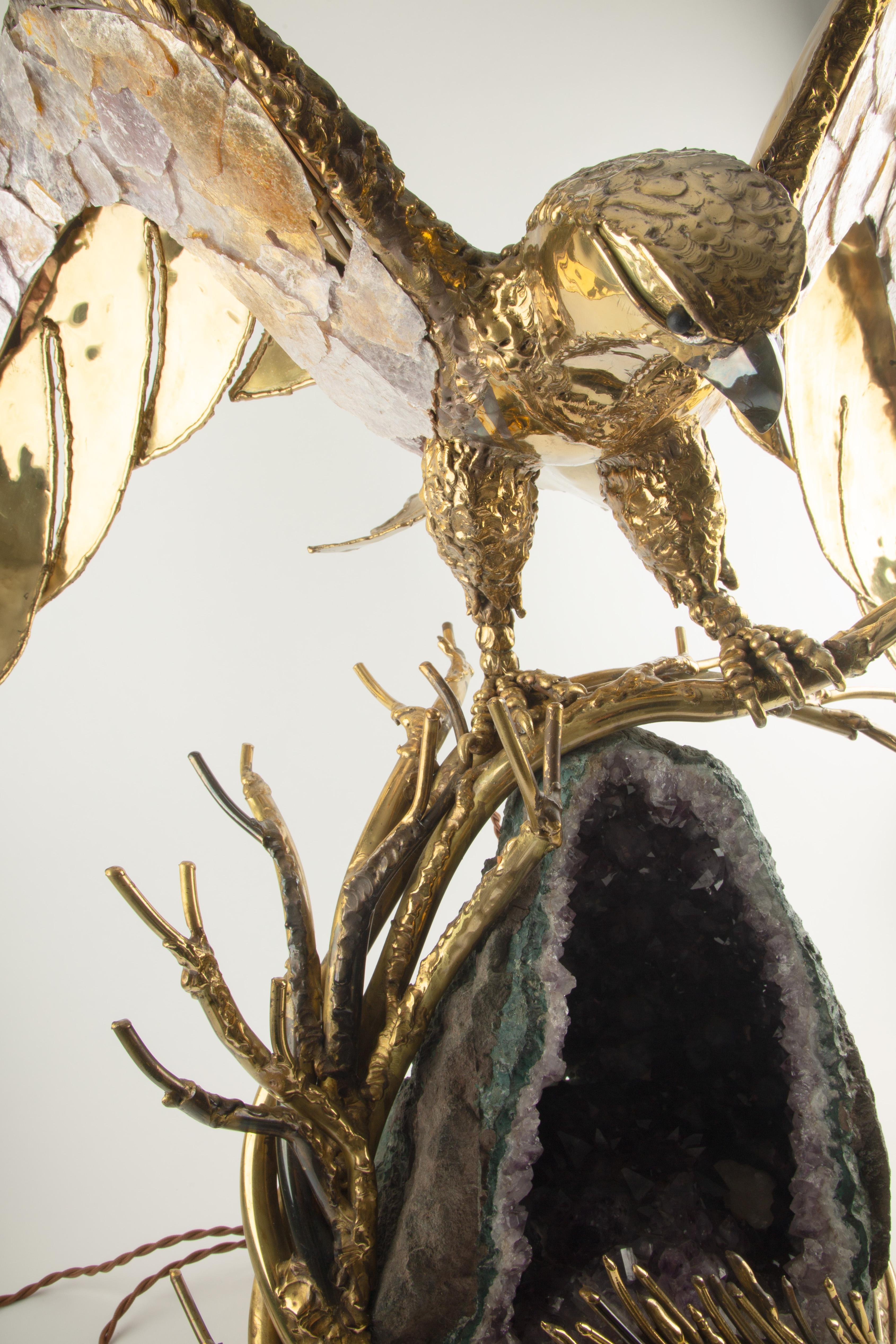 Gran lámpara águila escultórica de latón con geoda de amatista, años 70 siglo XX en venta