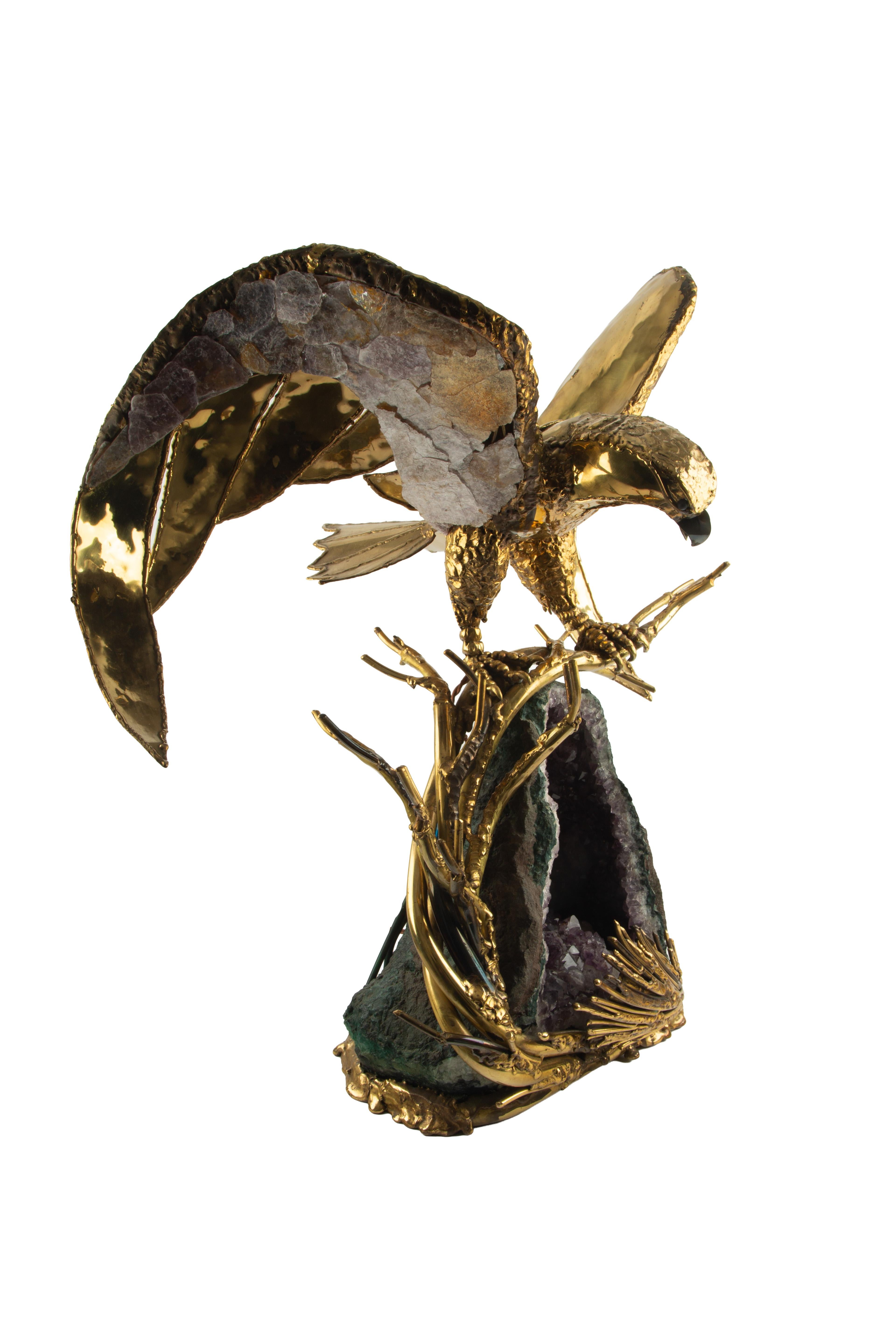 Gran lámpara águila escultórica de latón con geoda de amatista, años 70 en venta 2