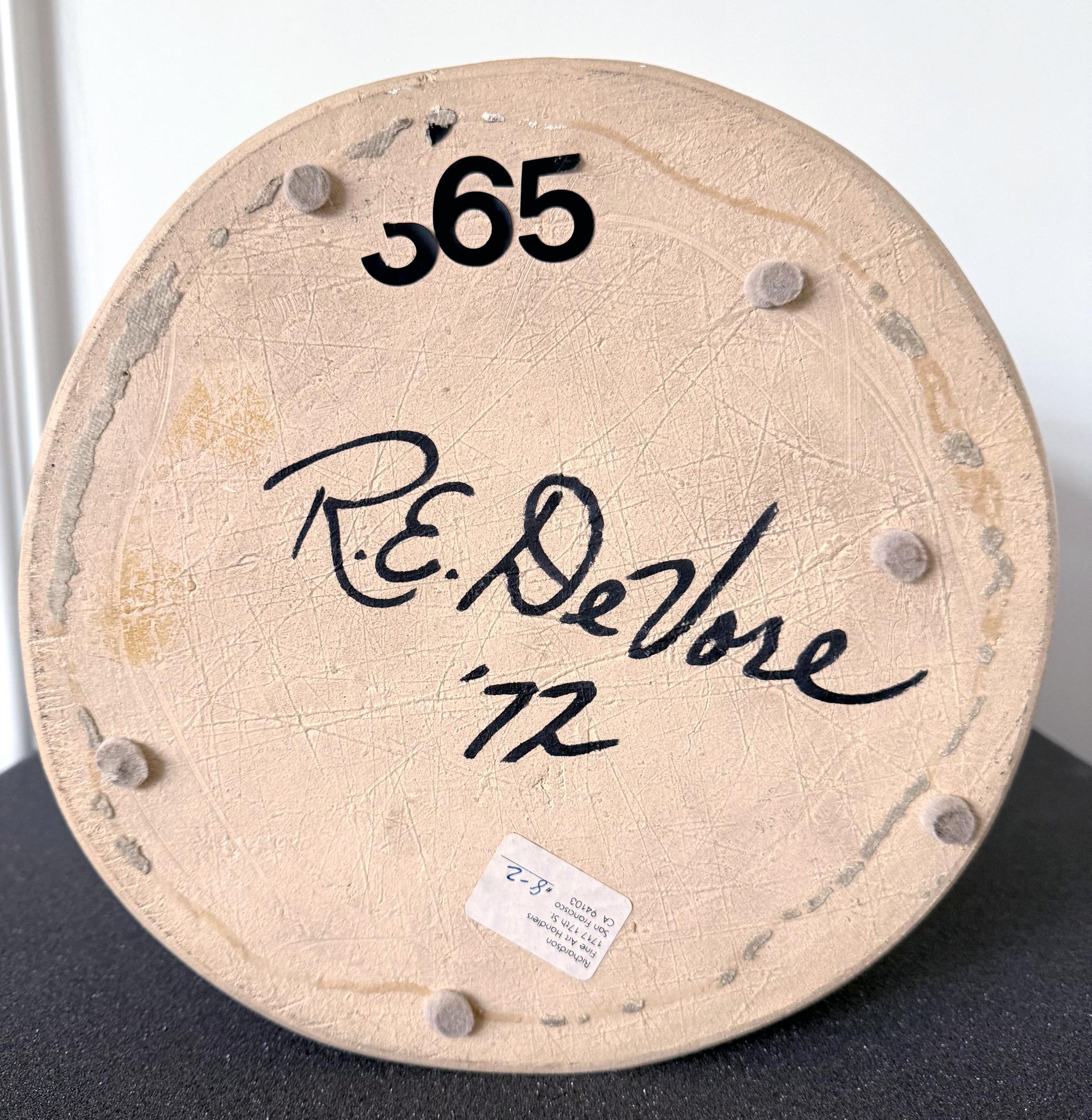 Exposition et publication d'un grand vase sculptural en céramique de Richard Devore en vente 6