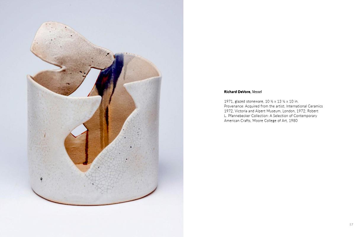Exposition et publication d'un grand vase sculptural en céramique de Richard Devore en vente 7