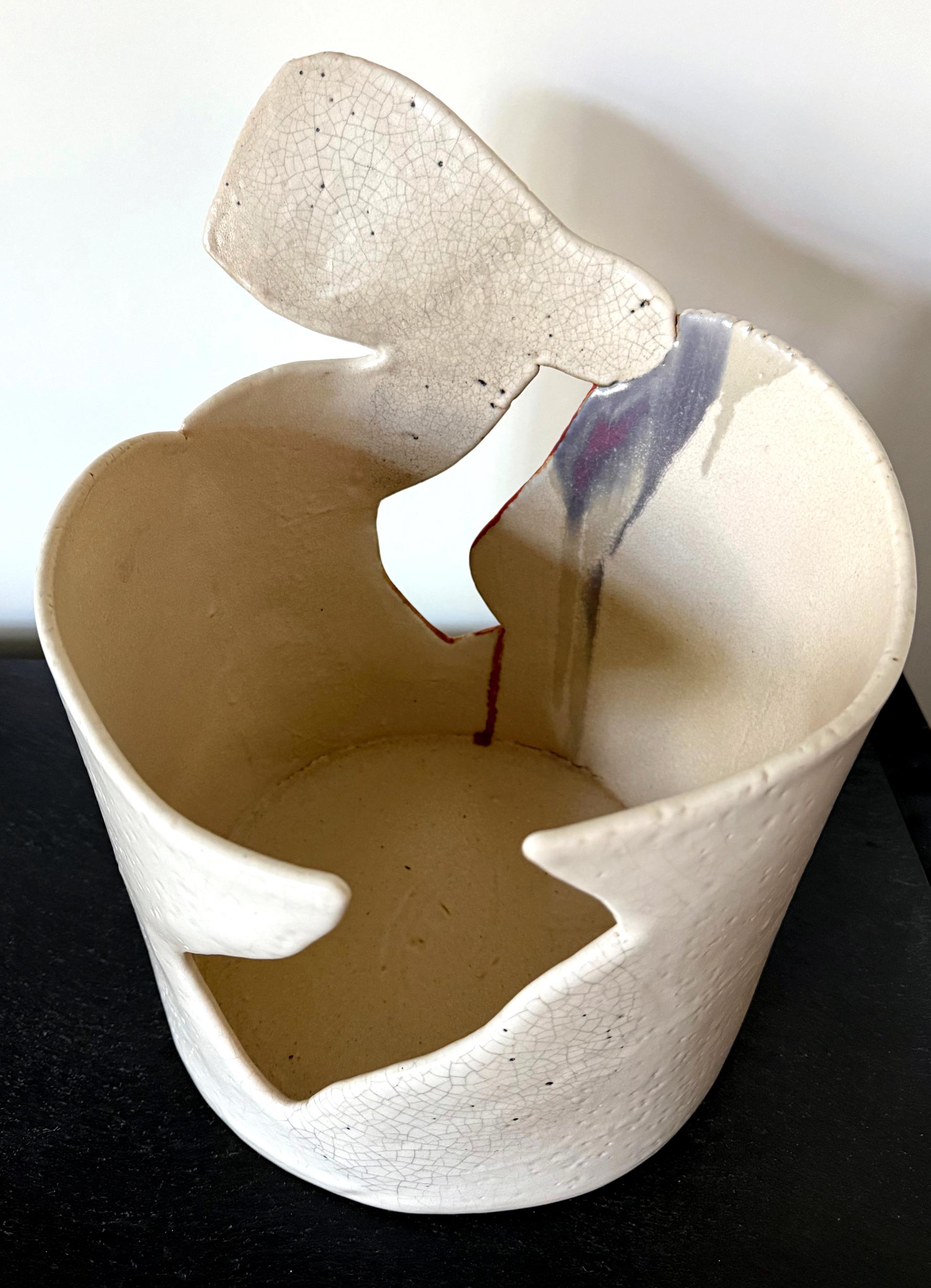Un grand récipient en grès de Richard DeVore (américain, 1933-2006) réalisé en 1972. Le récipient cylindrique prend une forme sculpturale inhabituelle avec des bords incurvés qui s'écoulent librement dans des lignes profilées avec une oreille de