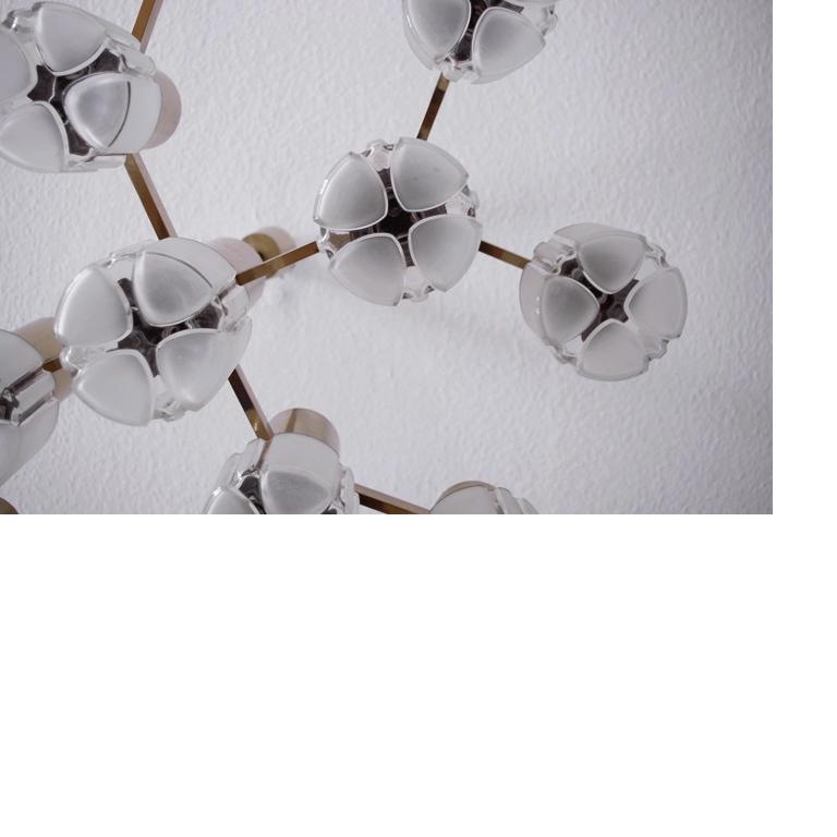 Tedesco Grande lampadario a sospensione scultoreo tedesco in vetro e ottone, anni '60 in vendita