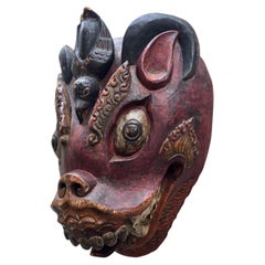 Große skulpturale indonesische geschnitzte Holzmaske, polychrome Wächterfigur