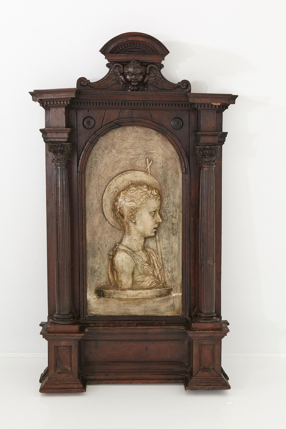 An impressive, large Italian Baroque tabernacle hand carved frame from the late 18th century,
which reflects the Renaissance influence of Classical Greek and Italian temples with its columns on both sides and the embellishment of the piece through