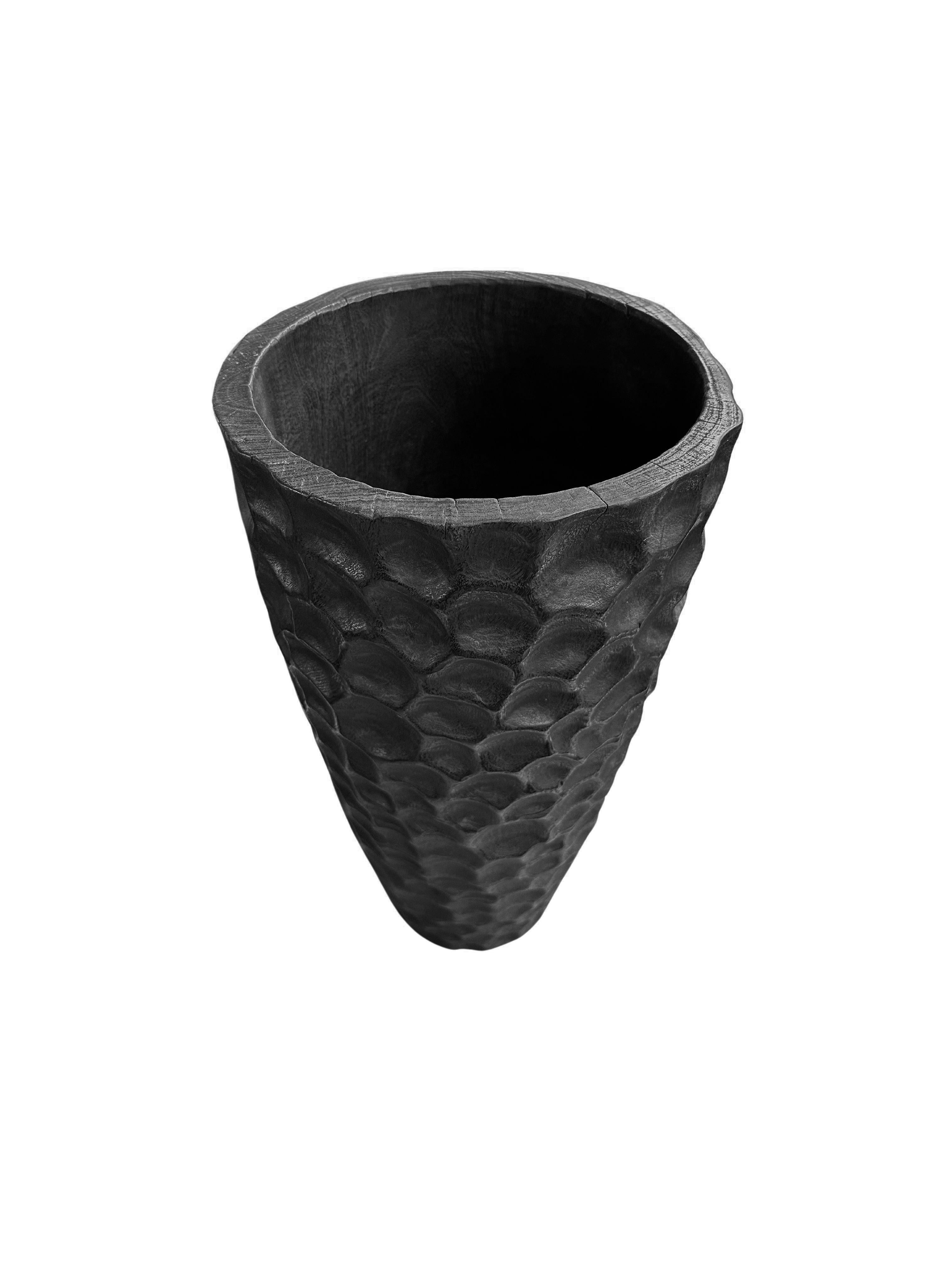 Organique Grand vase sculptural en bois de Mango avec détails forgés à la main, finition brûlée en vente