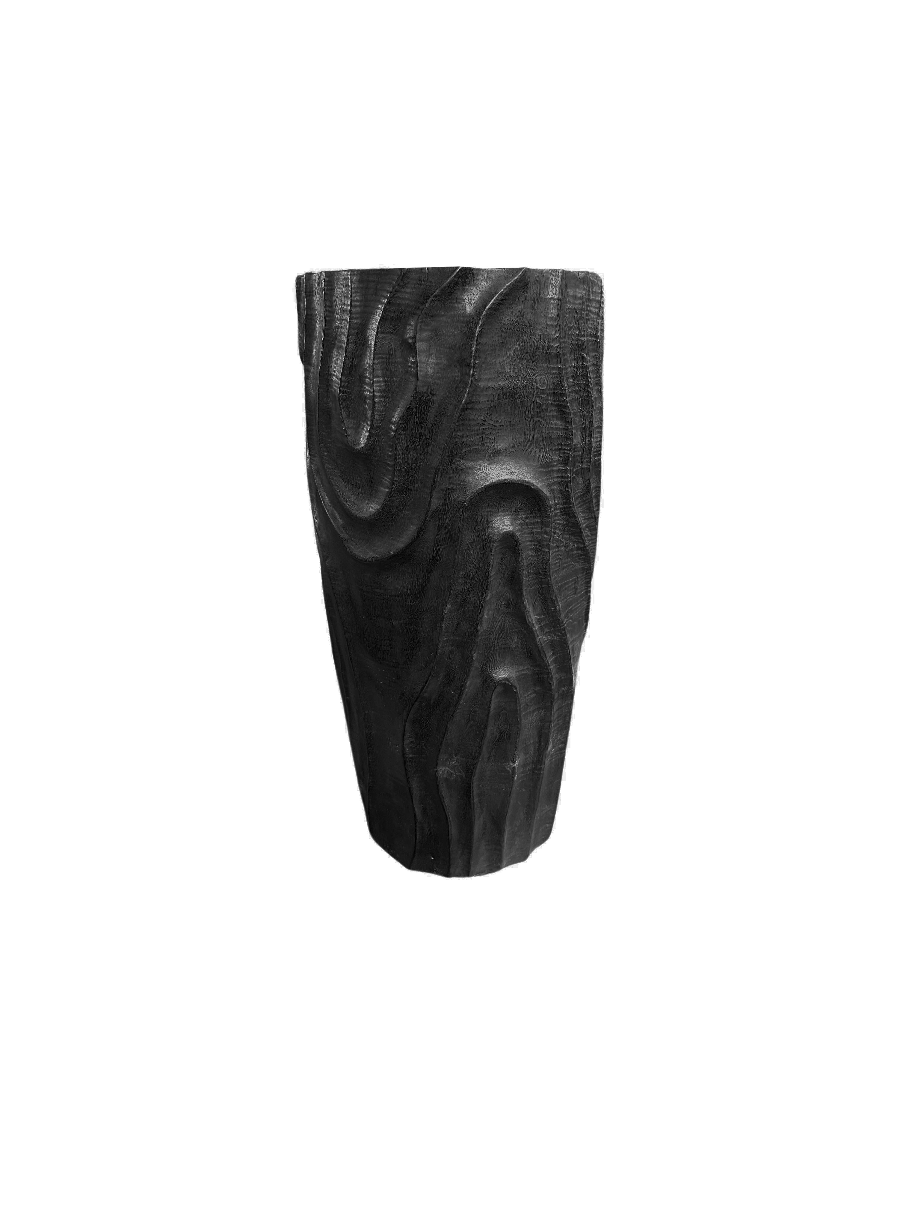 Organique Grand vase sculptural en bois de Mango avec détails forgés à la main, finition brûlée en vente
