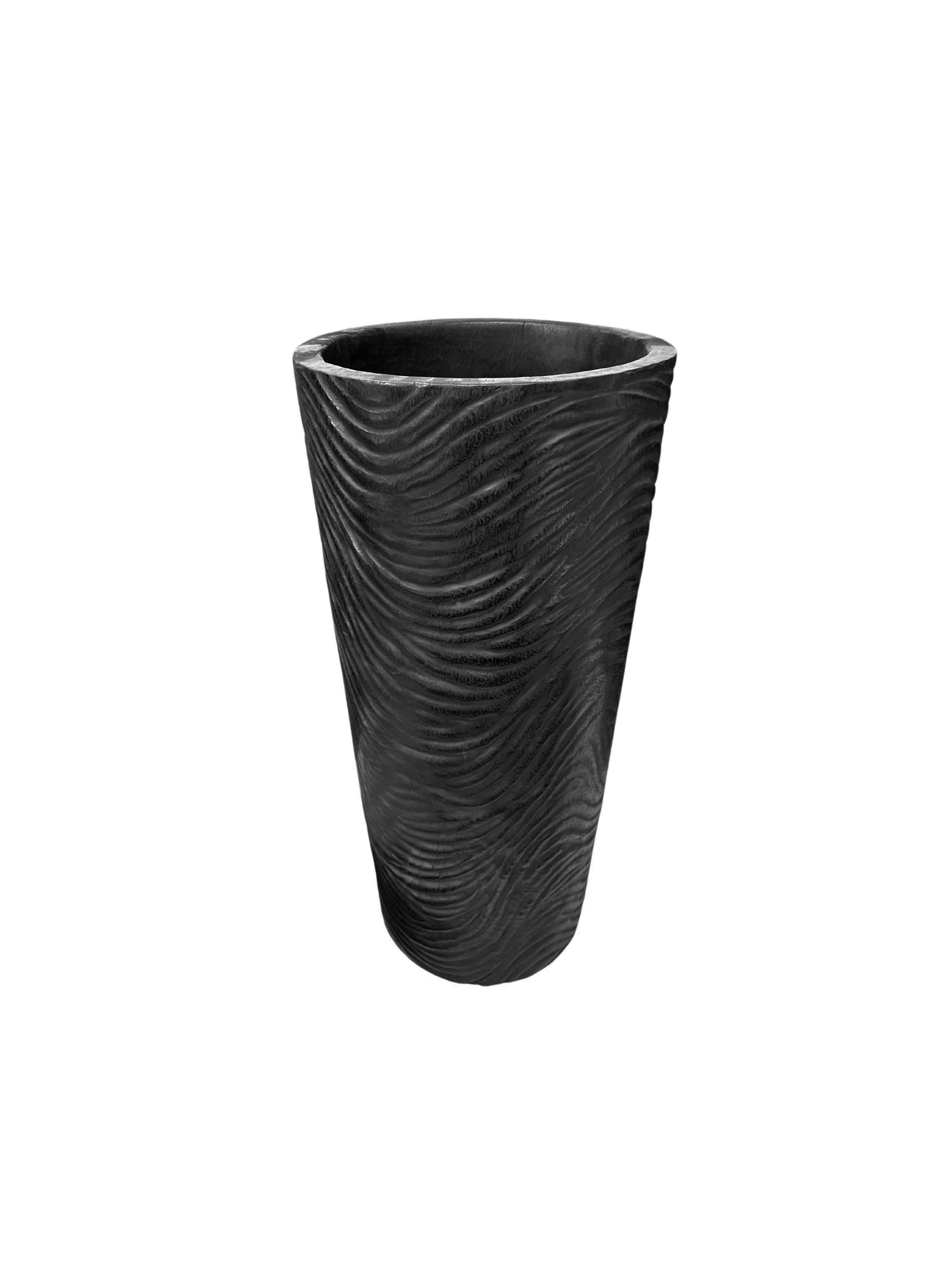 Organique Grand vase sculptural en bois de Mango avec détails forgés à la main, finition brûlée en vente