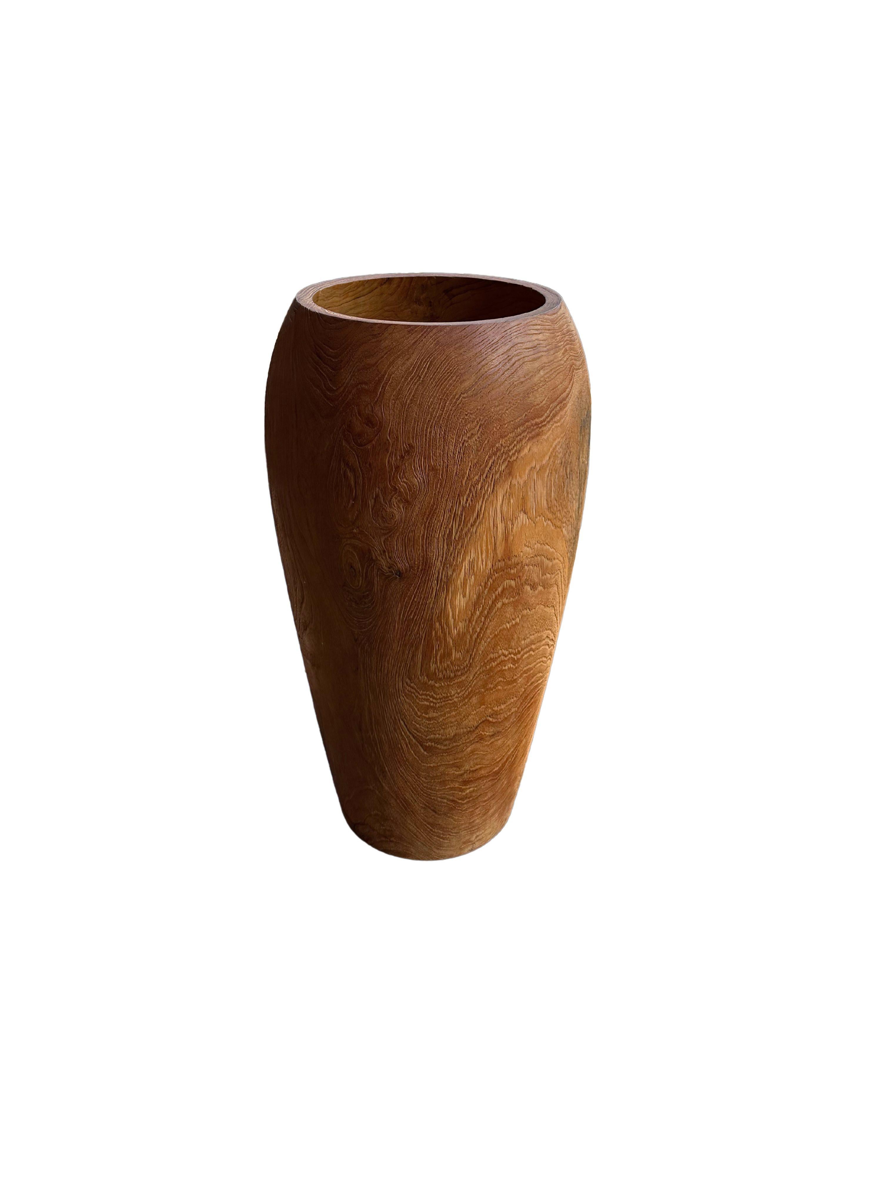 Gran jarrón escultórico de madera de teca Moderno orgánico en venta