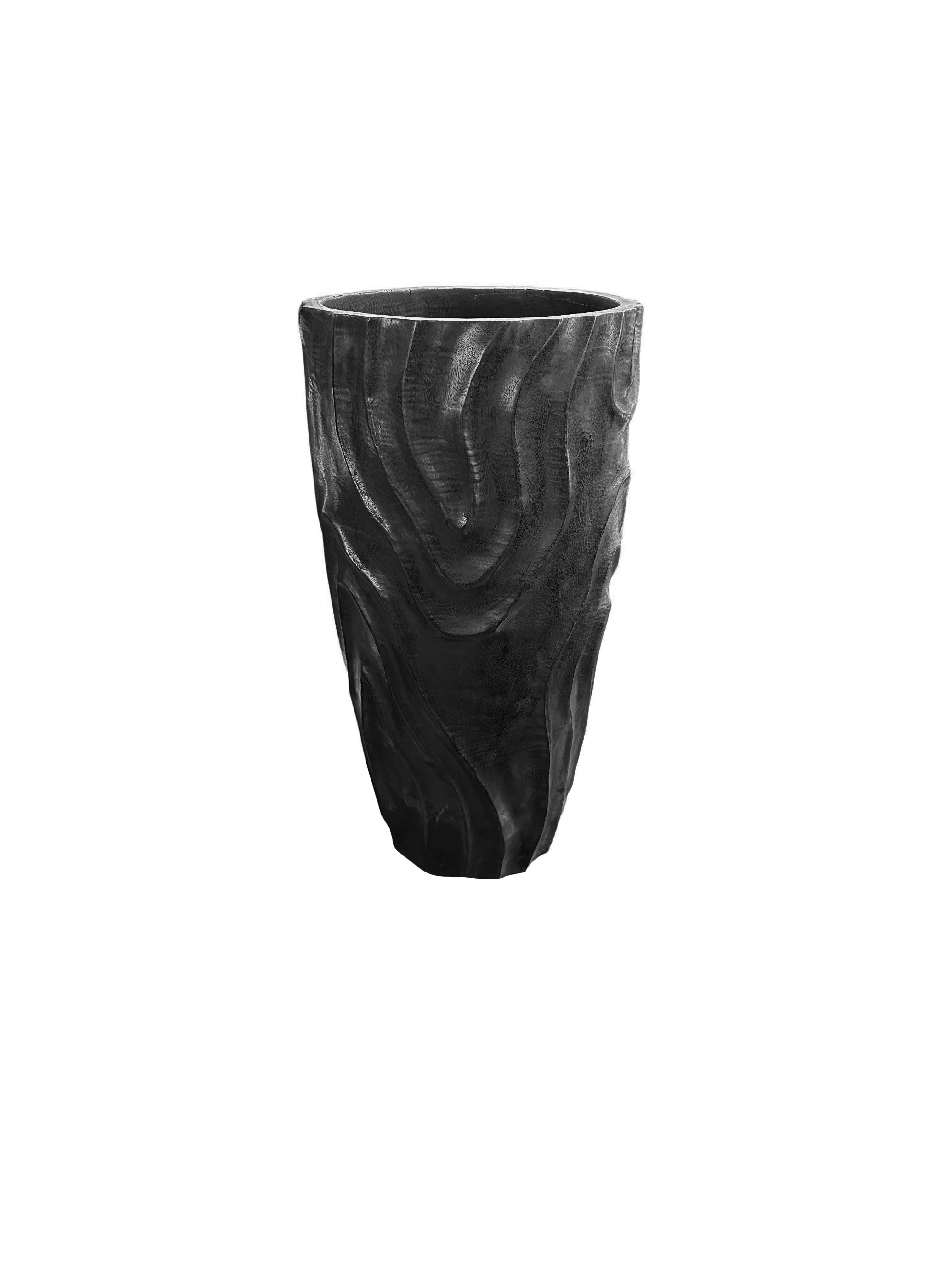 Indonésien Grand vase sculptural en bois de Mango avec détails forgés à la main, finition brûlée en vente