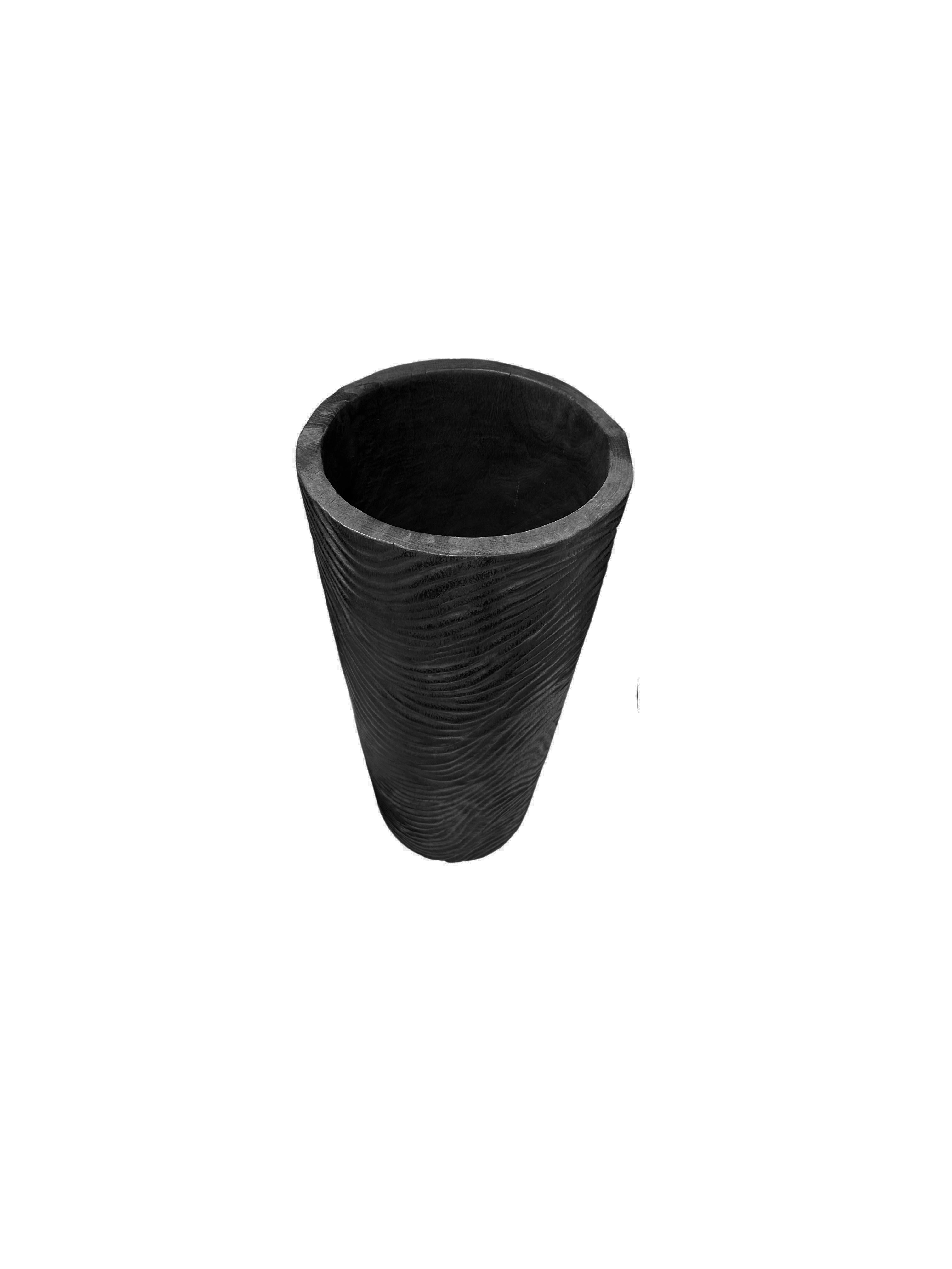 Indonésien Grand vase sculptural en bois de Mango avec détails forgés à la main, finition brûlée en vente