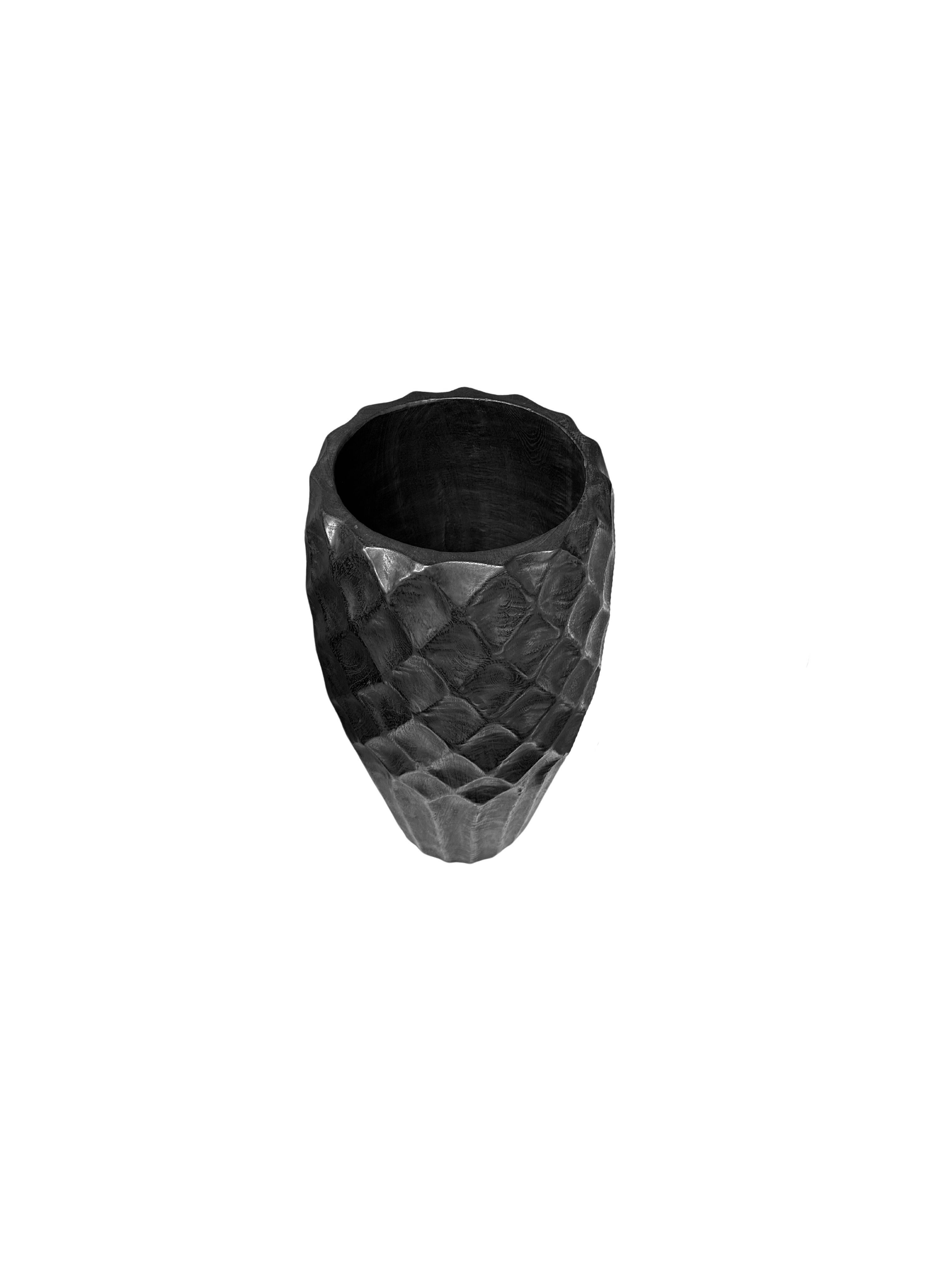 Indonésien Grand vase sculptural en bois de Mango avec détails forgés à la main, finition brûlée en vente