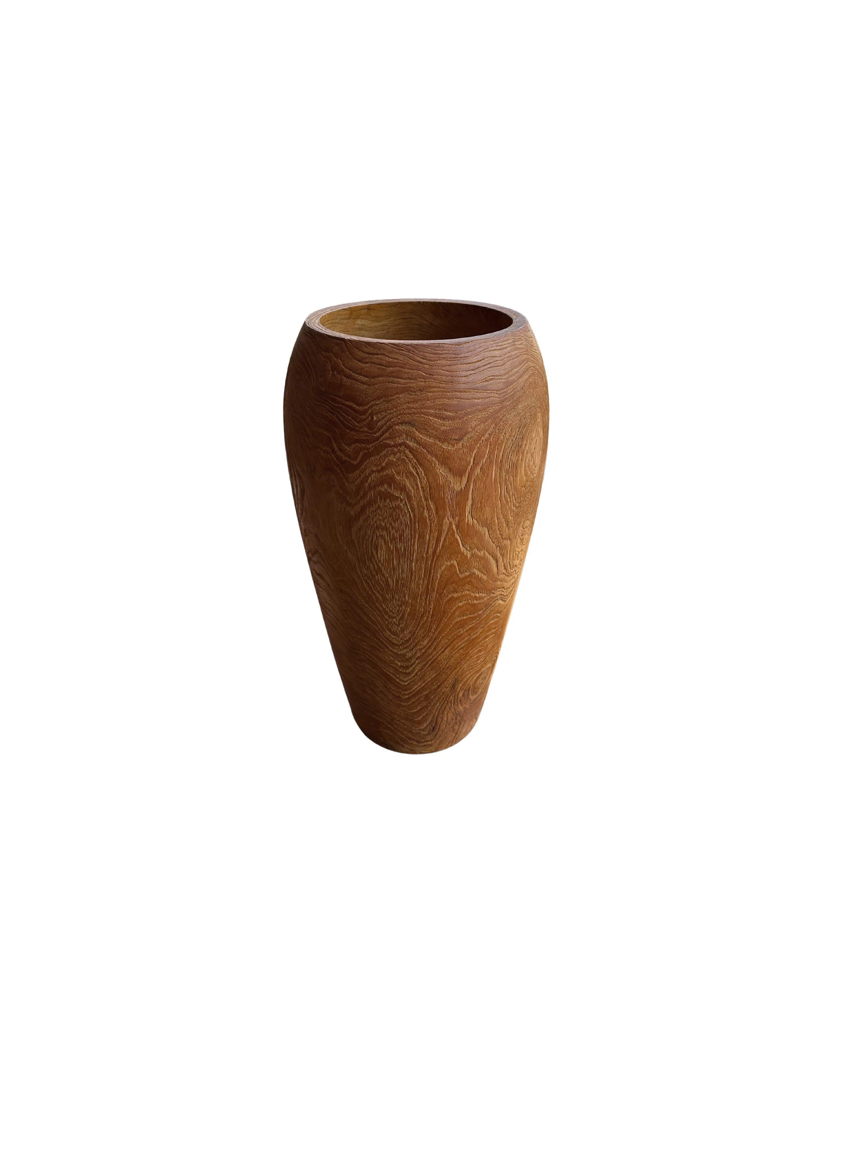 Gran jarrón escultórico de madera de teca Indonesio en venta