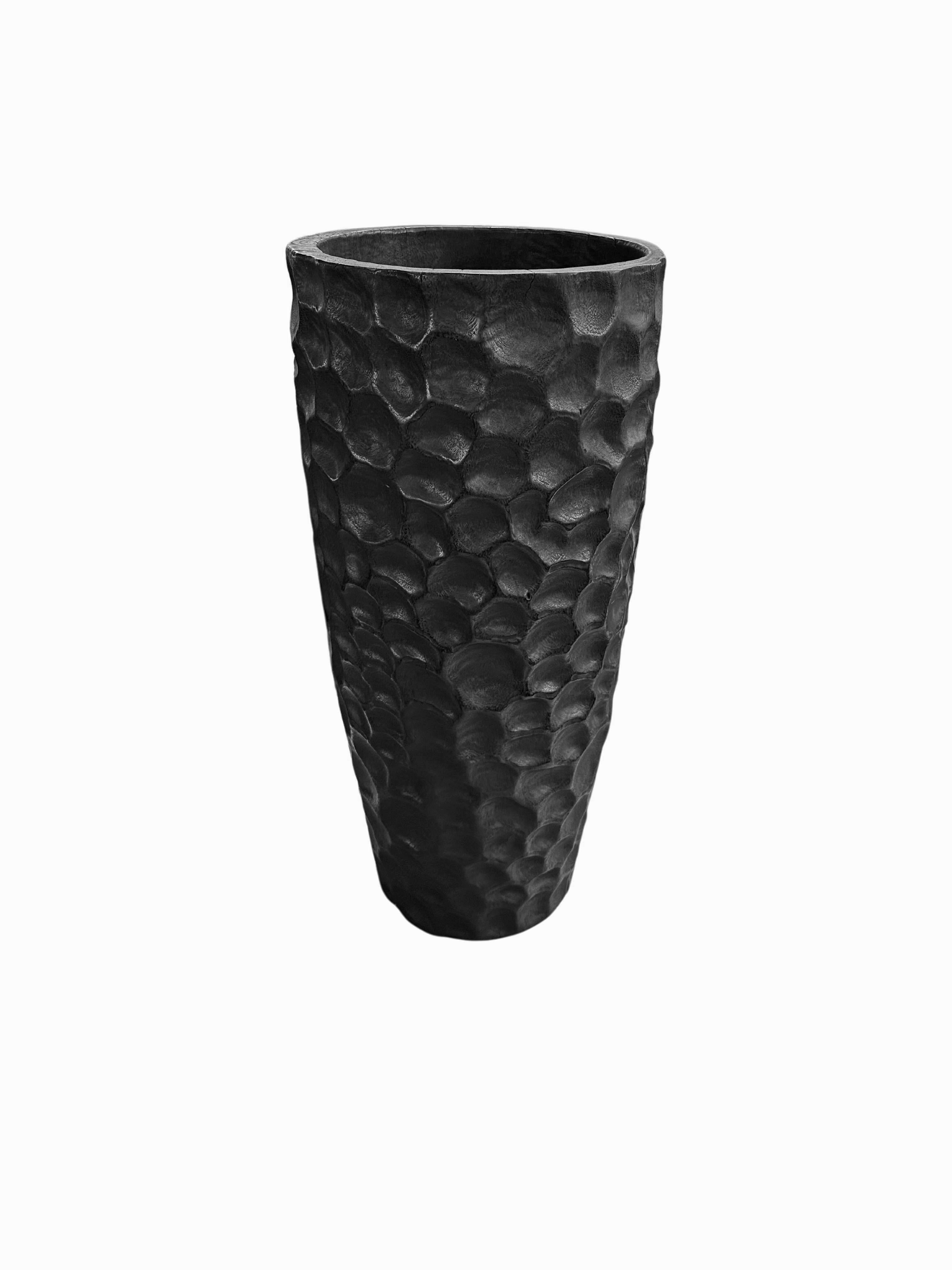 Sculpté à la main Grand vase sculptural en bois de Mango avec détails forgés à la main, finition brûlée en vente