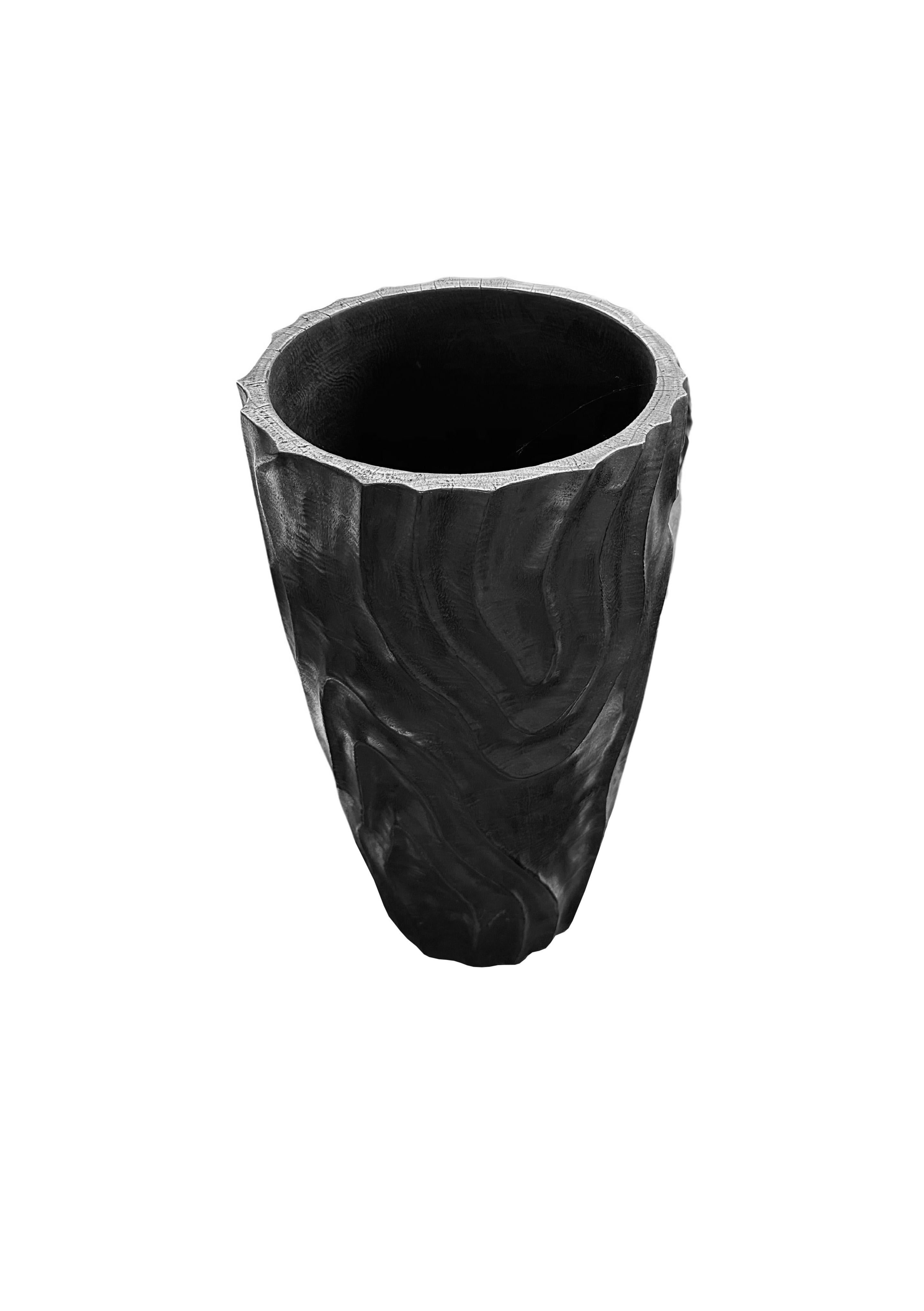 Sculpté à la main Grand vase sculptural en bois de Mango avec détails forgés à la main, finition brûlée en vente