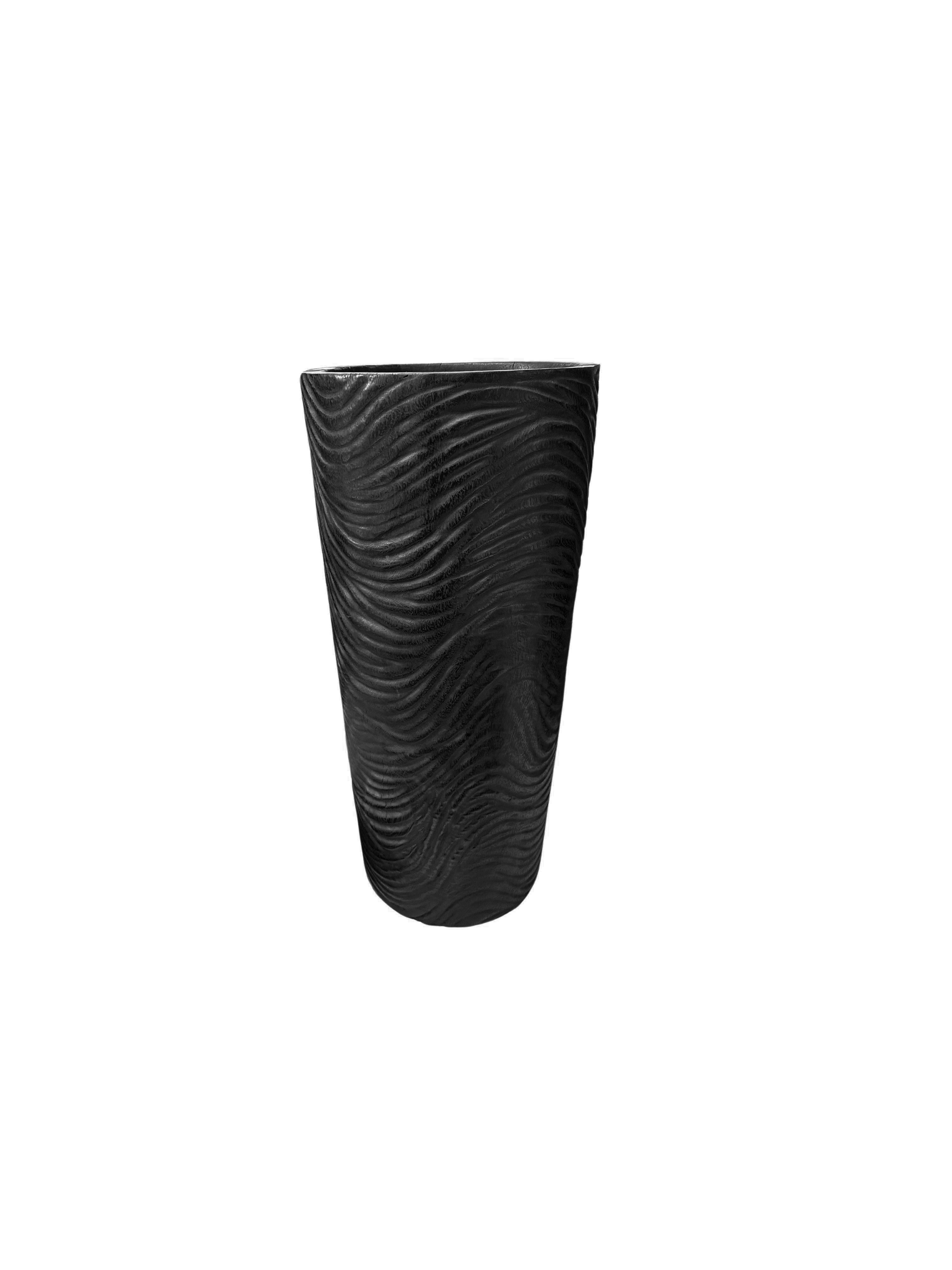Sculpté à la main Grand vase sculptural en bois de Mango avec détails forgés à la main, finition brûlée en vente