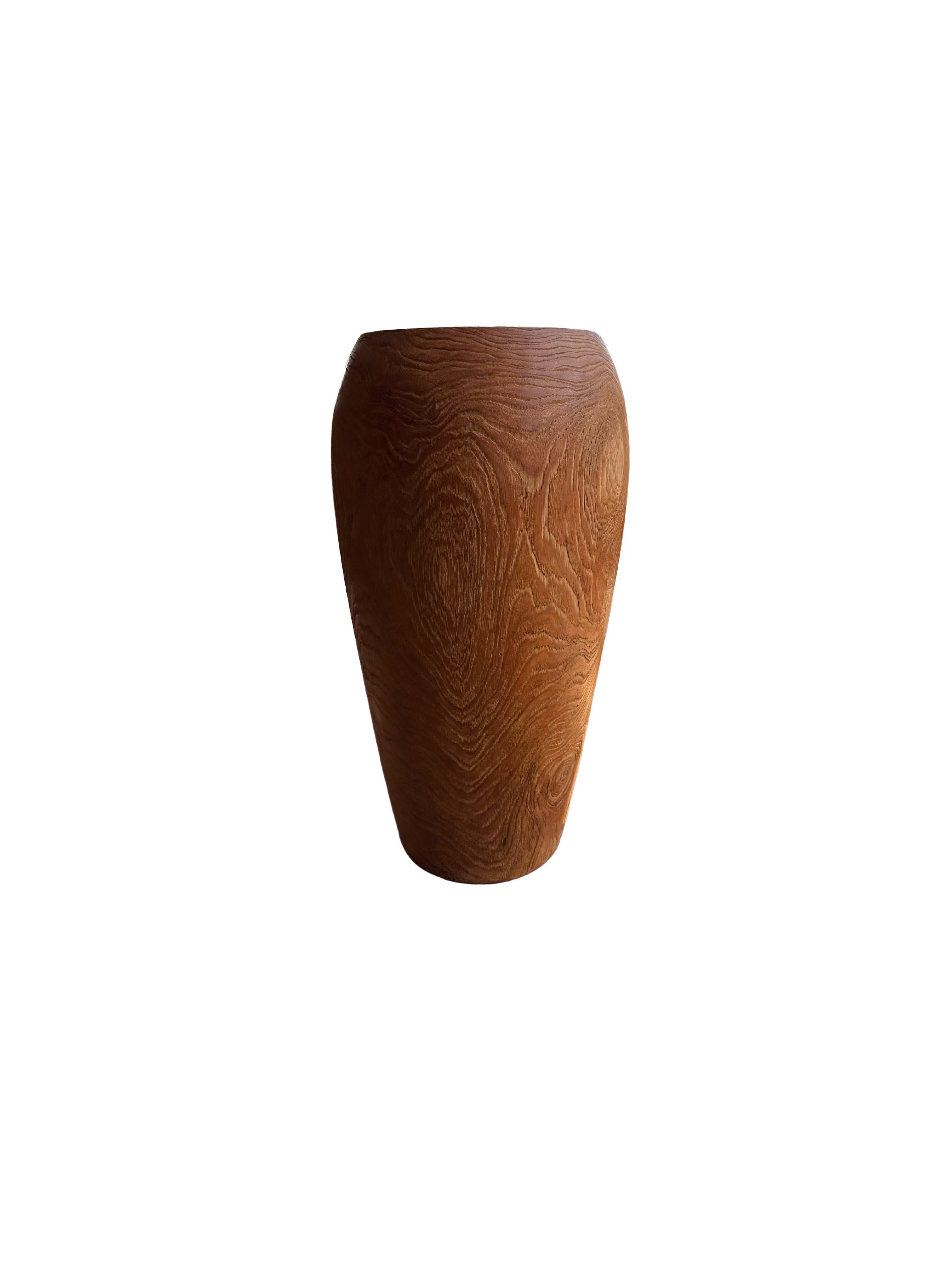 Gran jarrón escultórico de madera de teca Tallado a mano en venta