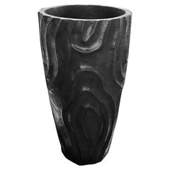 Grand vase sculptural en bois de Mango avec détails forgés à la main, finition brûlée