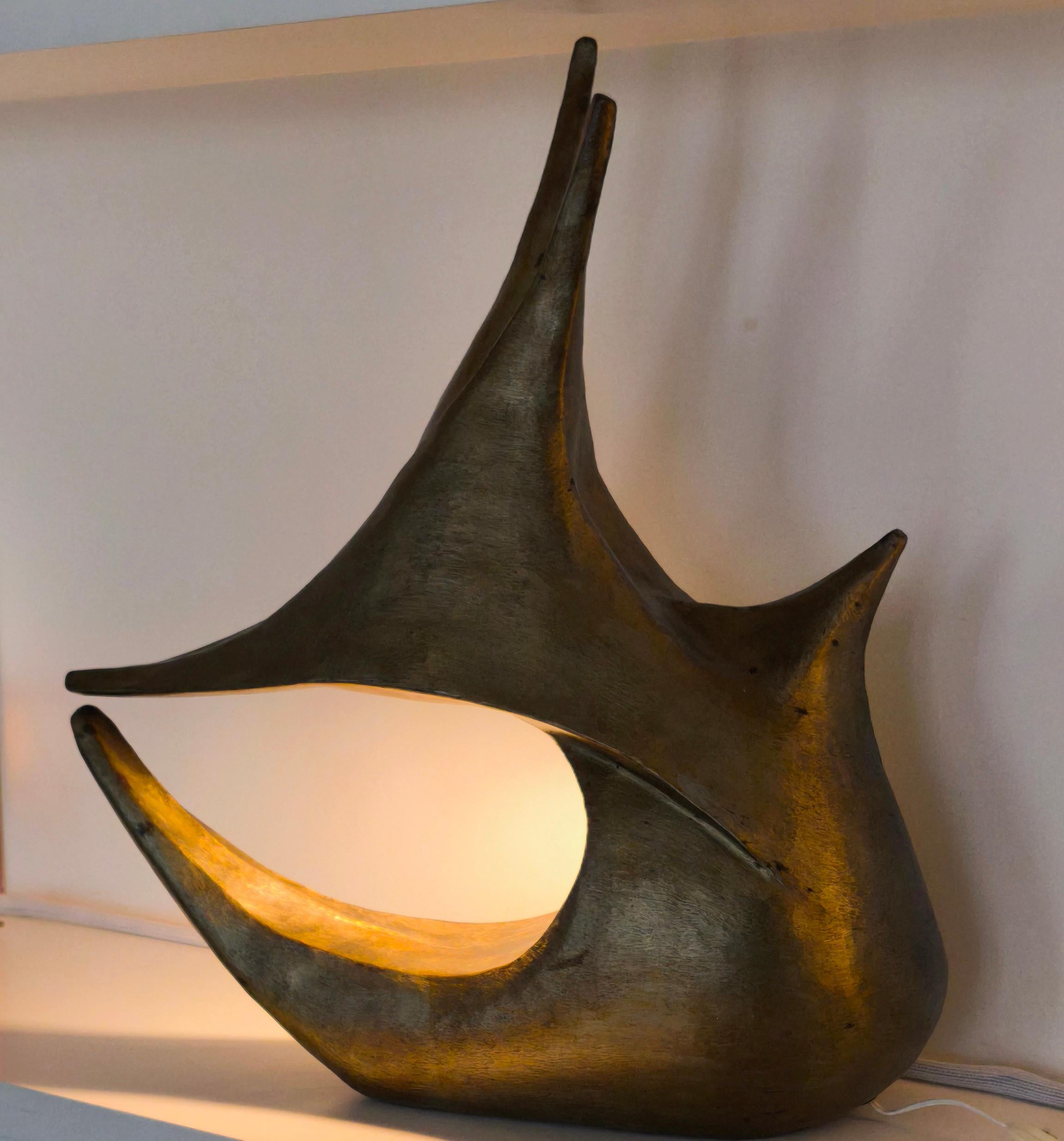 Gran lámpara escultórica única de metal de los años 70, que puede atribuirse a Philippe Hiquily porque recuerda realmente a su obra, aunque la pátina, el material y el acabado de la lámpara parezcan distintos de los que se ven en la obra de Philippe