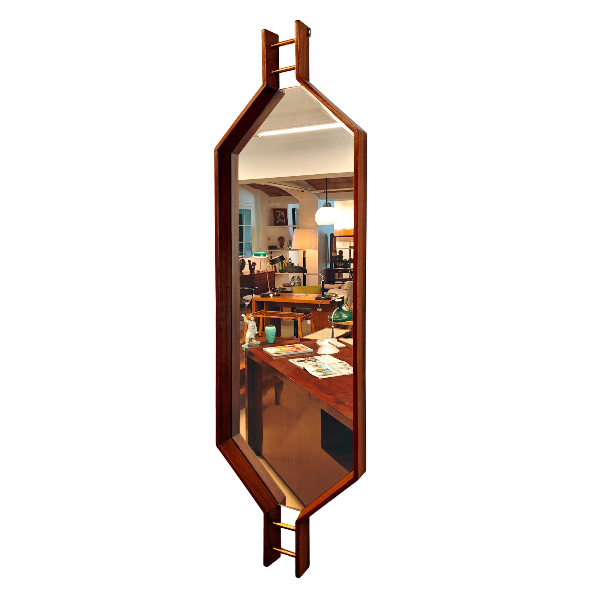 Grand miroir sculptural en bois de rose et tubes de cuivre.

Italie, 1950.

Dimensions
cm 47 x 6 x 163 / 129 miroir
pouces 18.50 x 2.36 x 64.17 / 50.79 miroir