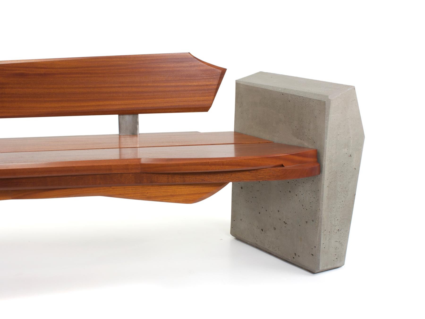 Bank #4 aus der Serie #2 ist eine moderne Bank aus Sapele-Holz, Gussbeton und Edelstahl. Dies war das erste Stück, das ich mit dieser Art von Halterung zur Aufhängung der Rückseite entworfen habe. Der schwebende Rücken brachte neue Probleme mit sich