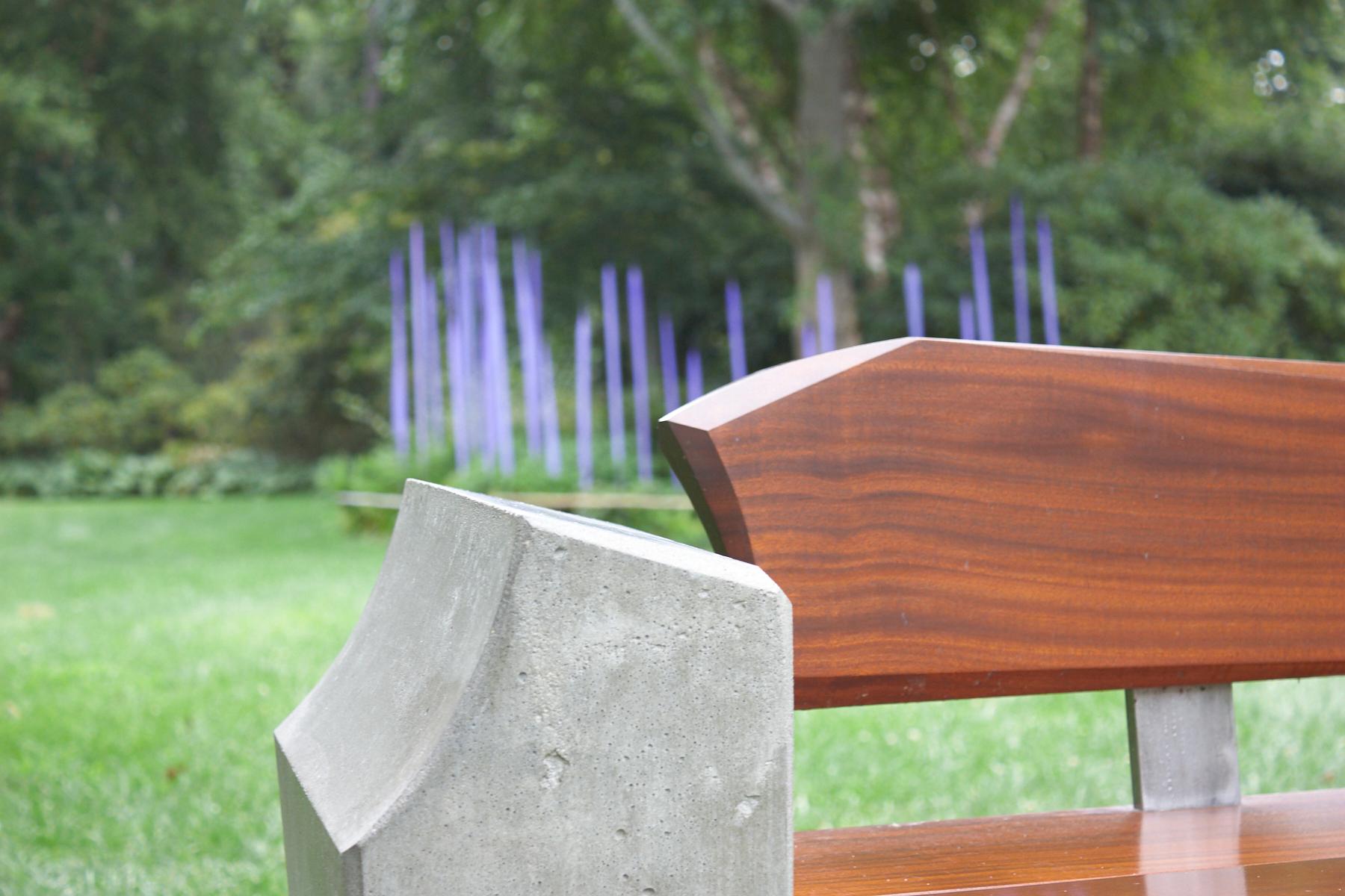 Große skulpturale moderne Bank aus Gussbeton und Holz mit einer Rückenlehne von Nico Yektai (Beton) im Angebot