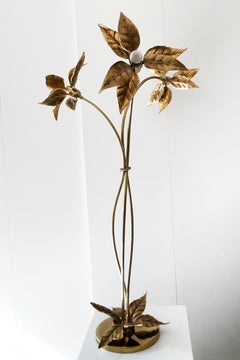 Grande lampada da terra scultorea organica in ottone e metallo dorato a forma di foglia di fiore, anni '60