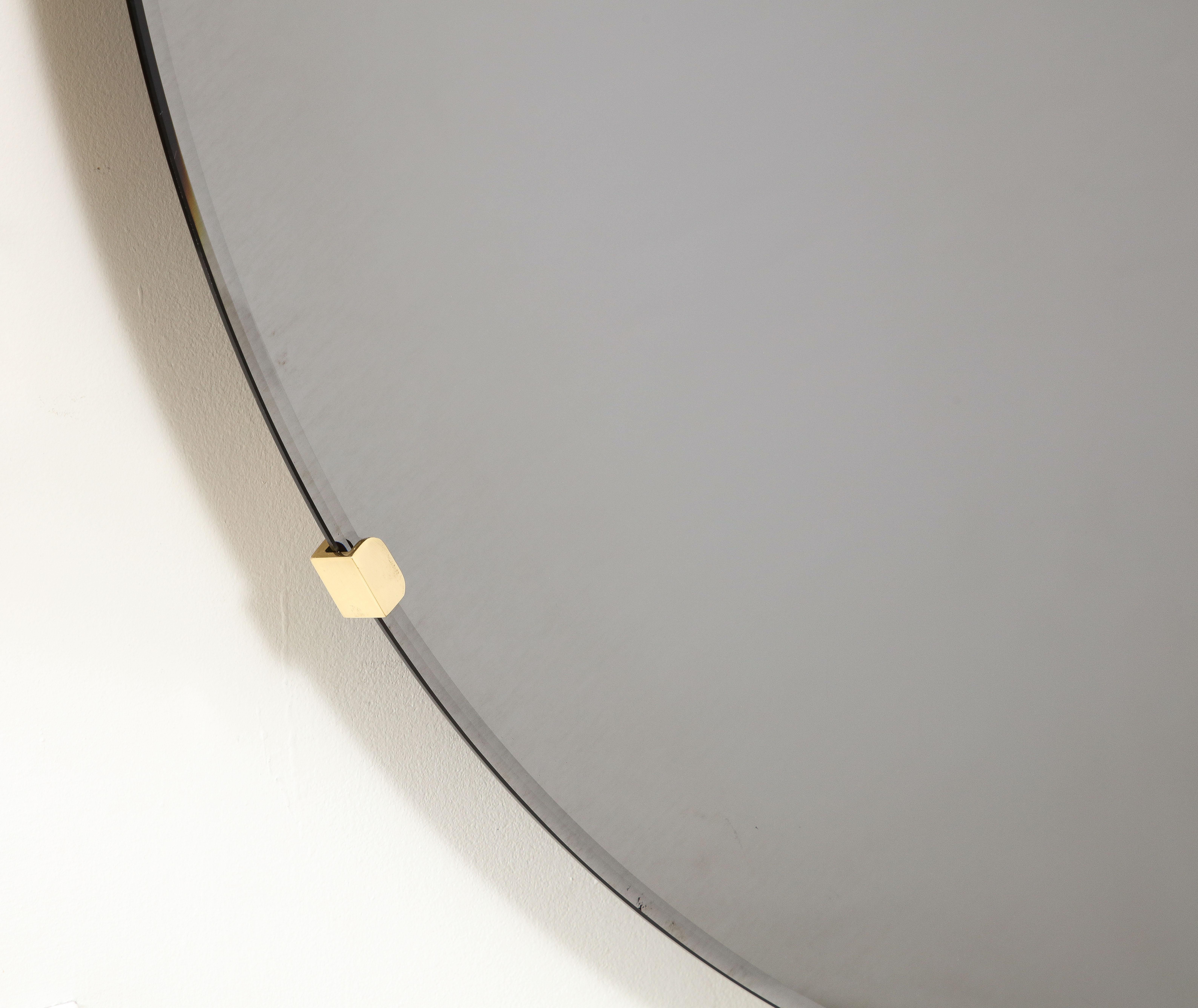 Großer skulpturaler runder konkaver schwarzer Silberspiegel oder Wandspiegel, Italien, 47 Zoll Durchmesser. (Messing) im Angebot