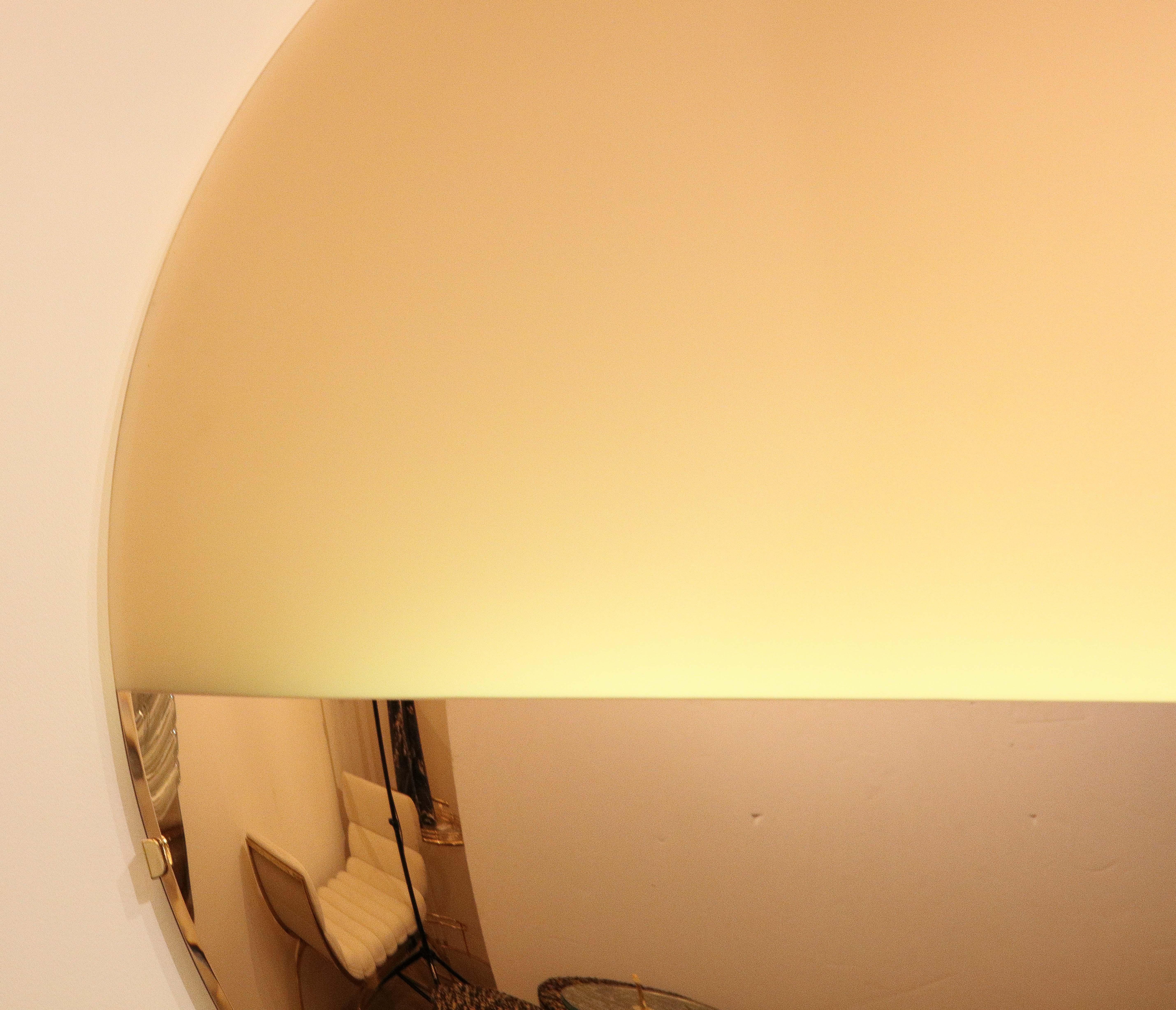italien Grand miroir sculptural rond convexe doré rose éclairé ou art mural, Italie en vente