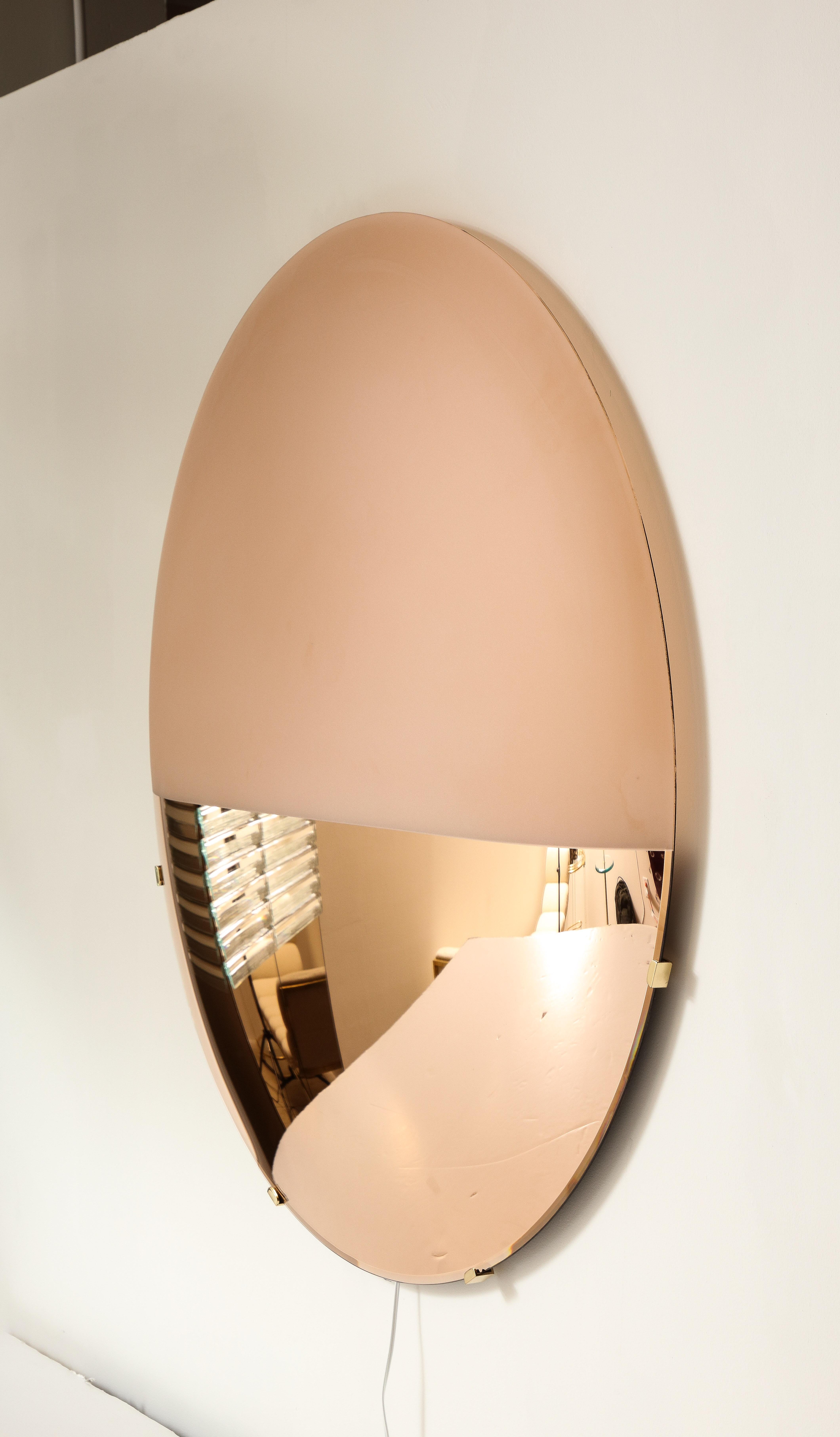 Laiton Grand miroir sculptural rond convexe doré rose éclairé ou art mural, Italie en vente