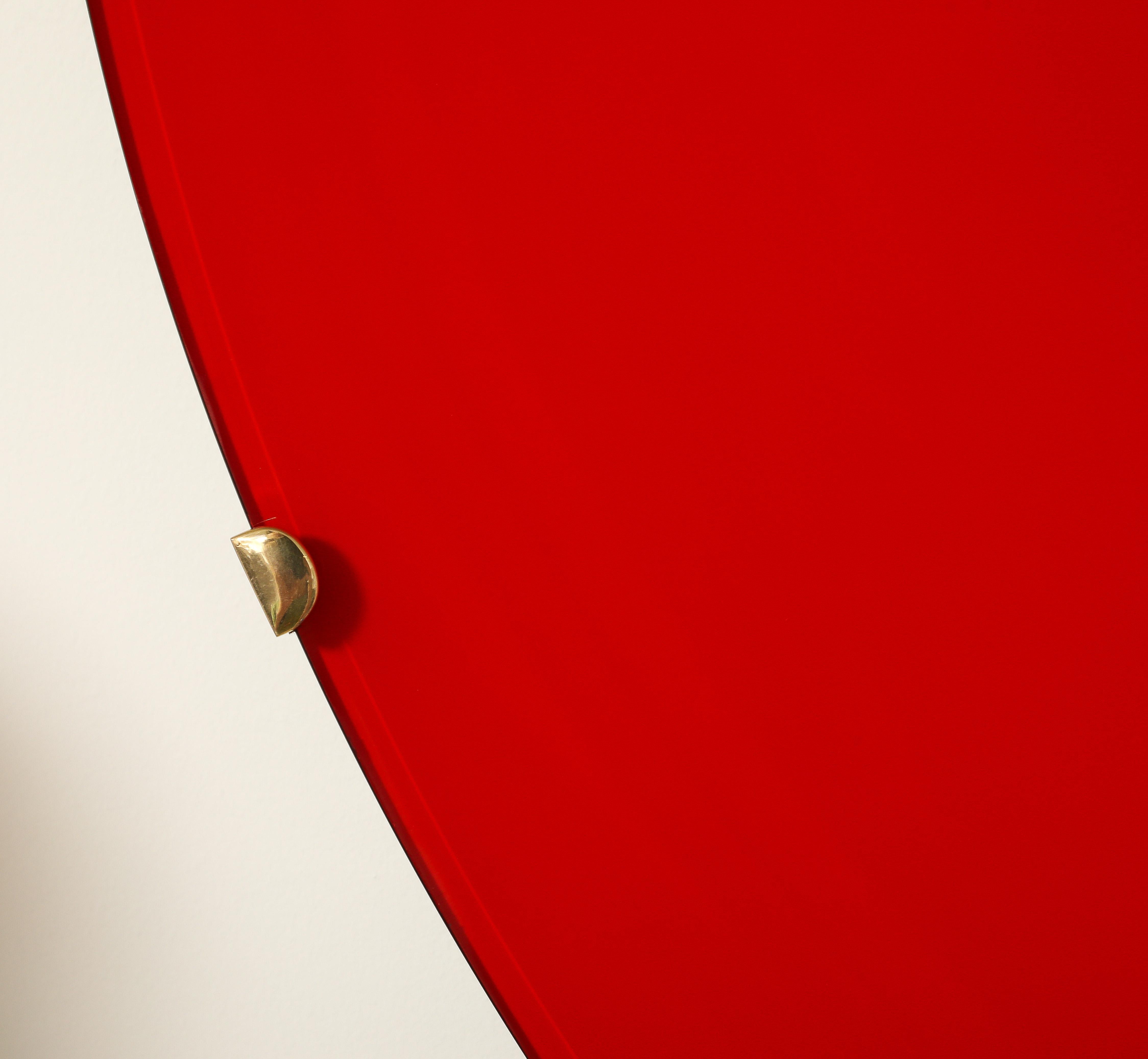 Unique en son genre, grande sculpture murale ronde et concave en verre rouge, Italie, 2024, rappelant une sculpture pop art d'Andy Warhol. Grand verre rond teinté dans une teinte rouge dramatique ((rouge trafic RAL 2030), thermoformé dans une forme