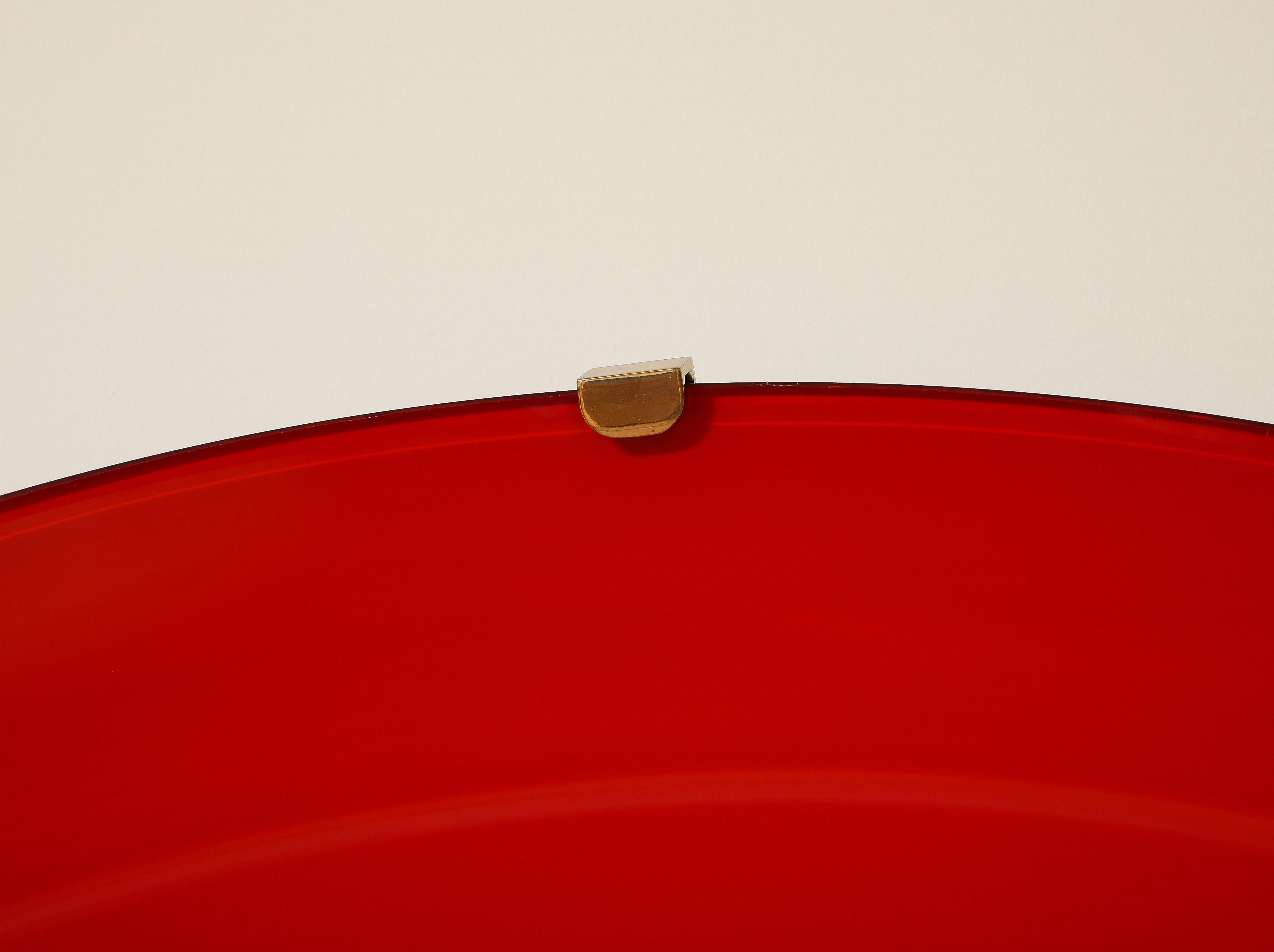 Mid-Century Modern Grande sculpture murale ronde en verre concave rouge, Italie