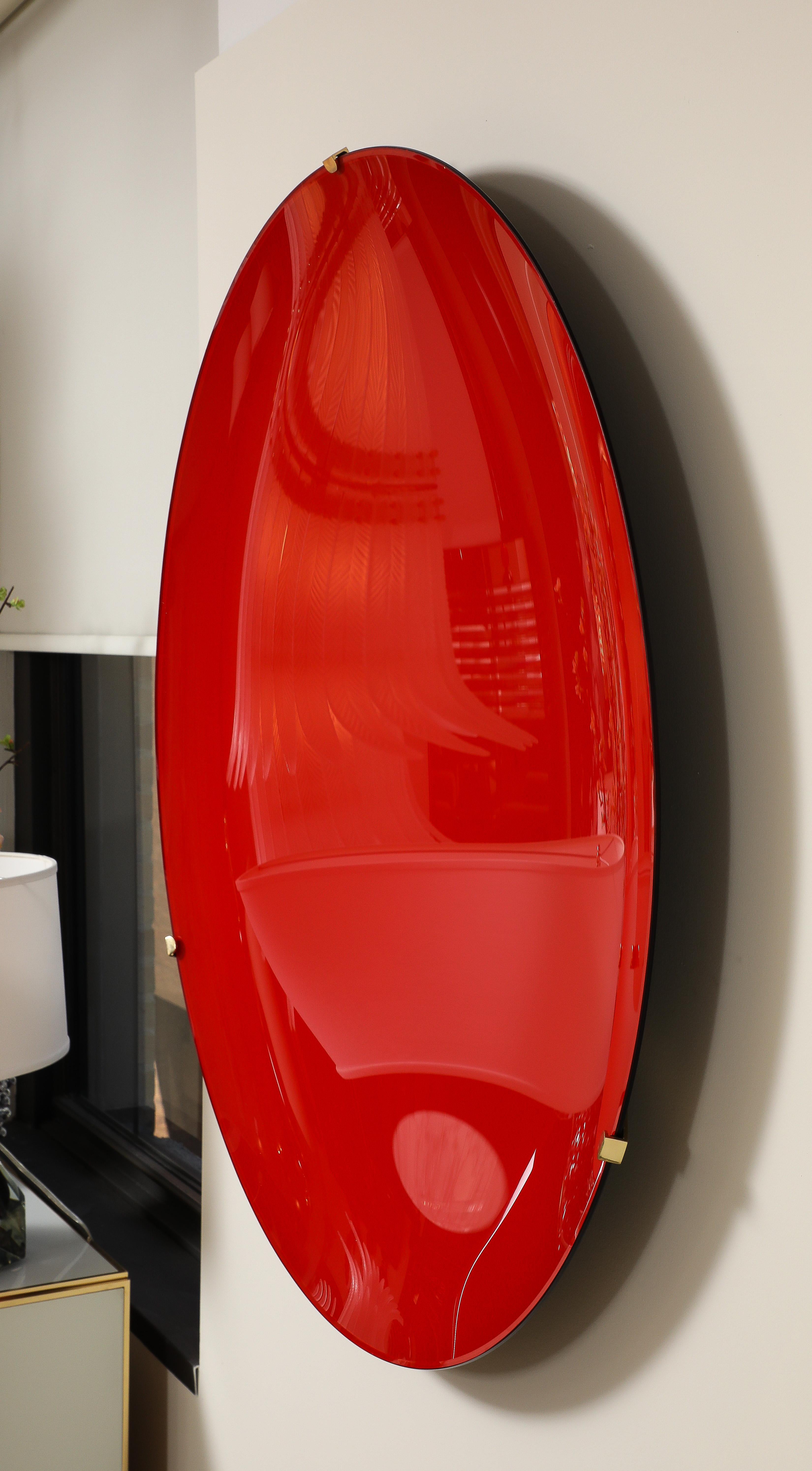 italien Grande sculpture murale ronde en verre concave rouge, Italie