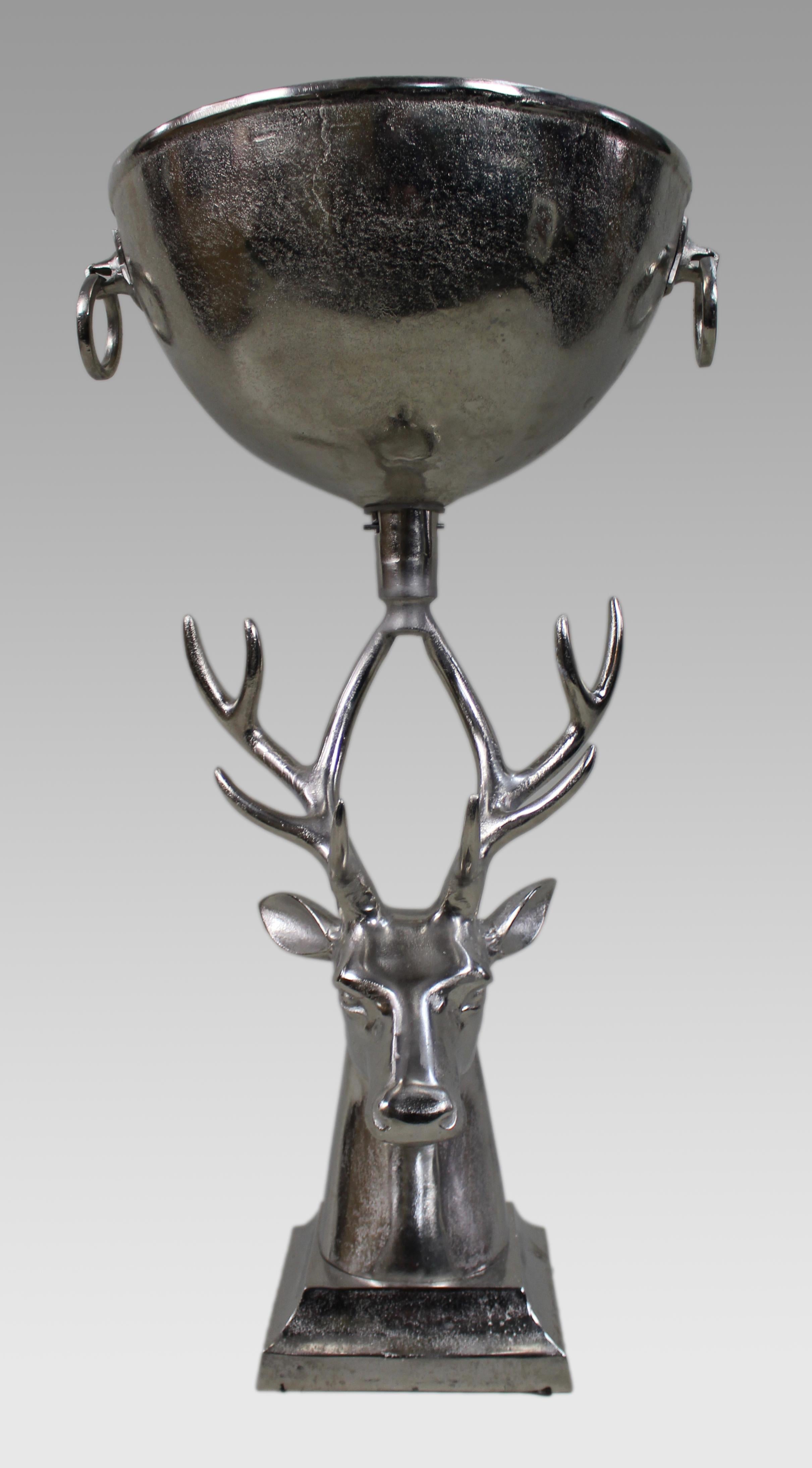 Centro de mesa escultórico grande de metal plateado con ciervo
Contemporáneo, Siglo XXI
Reino Unido

Un cuenco contemporáneo, atrevido y muy decorativo, de metal plateado fundido. El diseño presenta una espectacular cabeza de ciervo con una